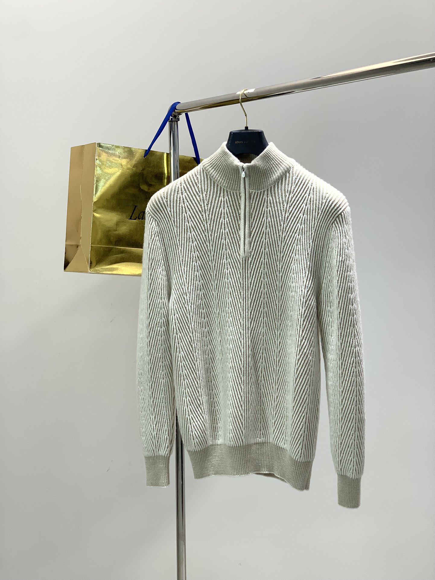 NO:646487,, Italian Divine Lion, fashion brand, new winter products, fashionable and casual knitted turtleneck sweaters, available at counters, original goods, imported original fabrics, unique design, elegant and advanced color matching, remarkable interior details, top knitting technology letter pattern logo, original hardware accessories decoration, extremely high grade, comfortable and breathable, handsome upper body, 2 colors recommended, size 48-54, size 48505254, length 66687072  Bust 96100104108 Shoulder width 42434445 Sleeve length 63646566 *Warm reminder: The size is for reference only, there is an error of 1-3cm in manual measurement,,sweaters,alexander wang19860909,意大利神狮,时尚品牌,冬季新品,时尚休闲针织半高领毛衣,专柜同步有售,原单狠货,采用进口原版面料,独特设计,配色高雅高级,内里细节可圈可点,顶级针织工艺字母图案logo,原版五金辅料装饰,档次极高,舒适透气,上身帅气,2色推荐,码数48-54 尺码48505254 衣长66687072 胸围96100104108 肩宽42434445 袖长63646566 *温馨提示尺码仅供参考,手工测量存在1-3cm误差,,sweaters,alexander wang,Men's clothing