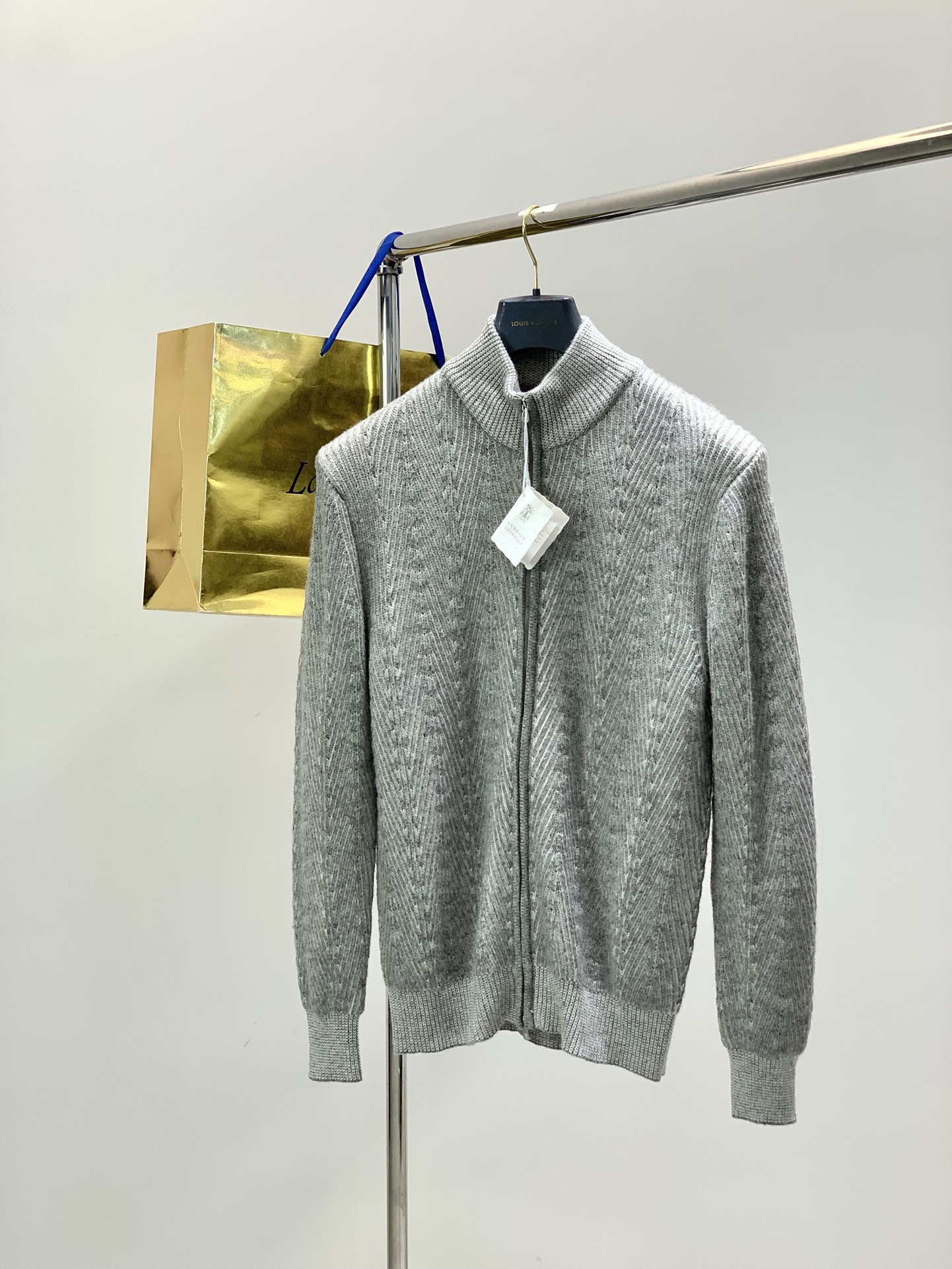 NO:646473,, Italian Divine Lion, fashion brand, new winter products, fashionable casual knitted cardigans and sweaters, available at the counter, original goods, imported original fabrics, unique design, elegant and advanced color matching, remarkable interior details, top knitting technology letter pattern logo, original hardware accessories decoration, extremely high grade, comfortable and breathable, handsome upper body, 2 colors recommended, size S-XL size SMLXL length 66687072  Bust 96100104108 Shoulder width 42434445 Sleeve length 63646566,,sweaters,alexander wang19860909,意大利神狮,时尚品牌,冬季新品,时尚休闲针织开衫毛衣,专柜同步有售,原单狠货,采用进口原版面料,独特设计,配色高雅高级,内里细节可圈可点,顶级针织工艺字母图案logo,原版五金辅料装饰,档次极高,舒适透气,上身帅气,2色推荐,码数S-XL 尺码SMLXL 衣长66687072 胸围96100104108 肩宽42434445 袖长63646566,,sweaters,alexander wang,Men's clothing