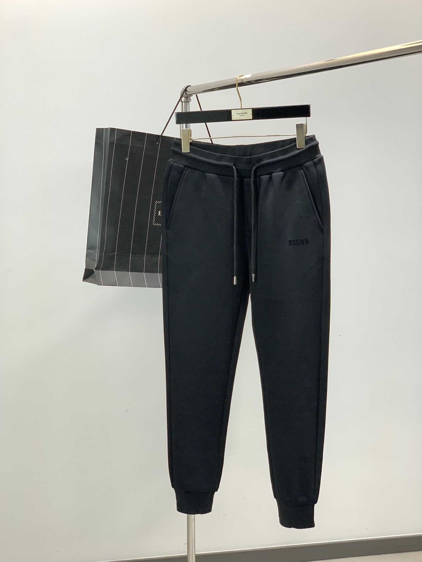 NO:646477,, Zegna Zegna, the latest autumn products, available at the counter at the same time, original goods, fashionable casual pants, imported original fabrics, the upper body is comfortable and breathable, simple and easy to match, top-notch printing technology letter pattern decoration logo, original hardware accessories decoration, extremely high grade, handsome and stylish upper body, size S-4XL,,zegna,alexander wang19860909,Zegna 杰尼亚,秋季最新品,专柜同步有售,原单狠货,时尚休闲裤,进口原版面料,上身舒适透气,简约易搭配,顶级印花工艺字母图案装饰logo,原版五金辅料装饰,档次极高,上身帅气有型,码数S-4XL,,zegna,alexander wang,Men's clothing