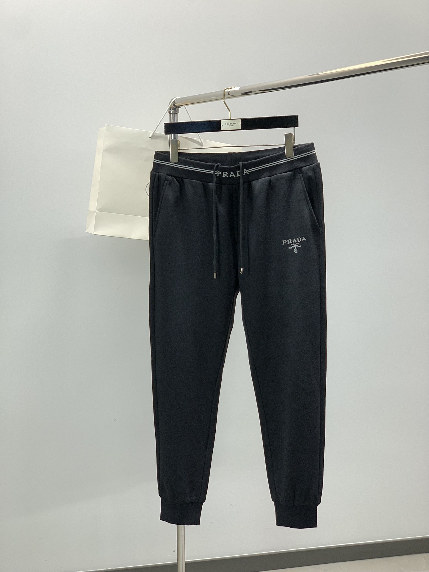 NO:646475,,PRADA Prada, the latest autumn products, available at counters simultaneously, fashionable casual pants, imported original fabrics, extremely complicated workmanship, the only channel that can be used as a purchasing agent, top-notch printing technology letter pattern logo, original hardware accessories decoration, extremely high-grade, comfortable and versatile, handsome and stylish upper body, size S-4XL,, prada, prada, alexander wang19860909,PRADA 普拉达,秋季最新品,专柜同步有售,时尚休闲裤,进口原版面料,做工极为复杂,唯一可以做代购级别的渠道狠货,顶级印花工艺字母图案logo,原版五金辅料装饰,档次极高,舒适百搭,上身帅气有型,码数S-4XL,,prada,prada,alexander wang,Men's clothing