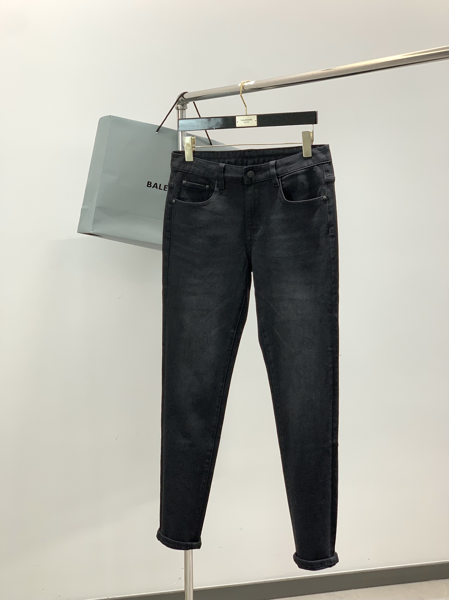 NO:646463,,Balenciaga Balenciaga, the latest autumn products, available at the counter simultaneously, original goods, fashionable and casual washed jeans, imported original washed stretch fabrics, comfortable and elastic, top-notch printing technology letter pattern logo, original hardware accessories decoration, super correct version, comfortable and breathable, counter quality, handsome and stylish upper body, complete three standards, code number 29-40,,balenciaga,balenciaga,jeans,alexander wang19860909,Balenciaga 巴黎世家,秋季最新品,专柜同步有售,原单狠货,时尚休闲水洗牛仔裤,进口原版水洗弹力面料,舒适有弹性,顶级印花工艺字母图案Logo,原版五金辅料装饰,版型超正,舒适透气,专柜品质,上身帅气有型,三标齐全,码数29-40,,balenciaga,balenciaga,jeans,alexander wang,Men's clothing