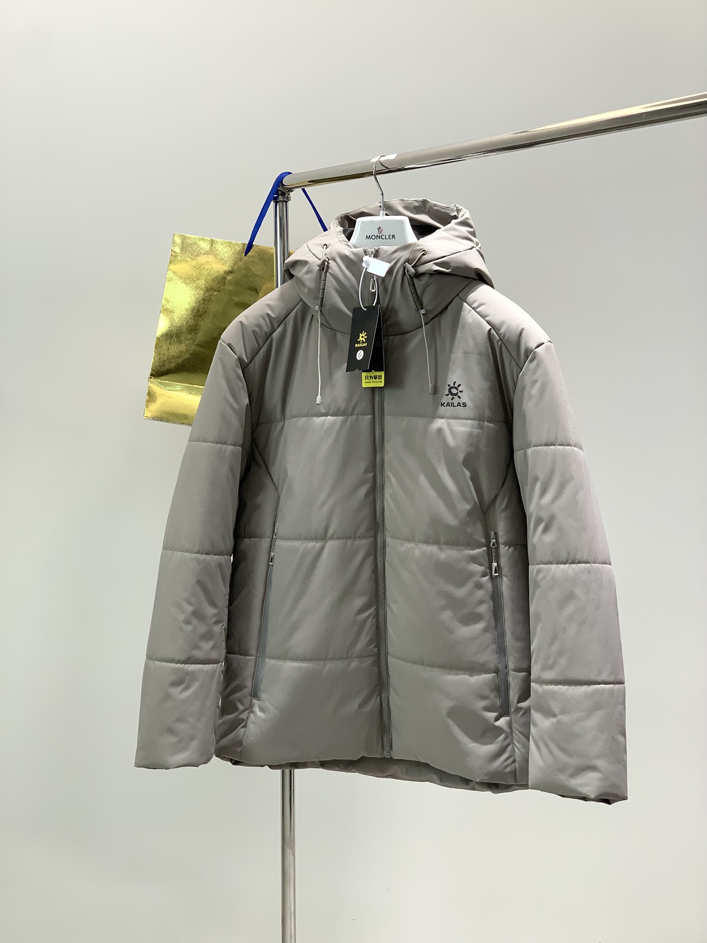 NO:646458,, KAILAS, new winter style, fashionable casual cotton jacket, available at counters, original goods, top-notch printing technology, letter pattern decoration logo, original hardware accessories decoration, extremely high grade, fashionable and stylish upper body, complete three labels, a must-have item for fashionable people, 2 colors recommended, size M-3XL,, jackets & coats, alexander wang19860909,KAILAS 凯乐石,冬季新款,时尚休闲棉服外套,专柜同步有售,原单狠货,顶级印花工艺字母图案装饰logo,原版五金辅料装饰,档次极高,上身时尚有型,三标齐全,潮人必备单品,2色推荐,码数M-3XL,,jackets & coats,alexander wang,Men's clothing