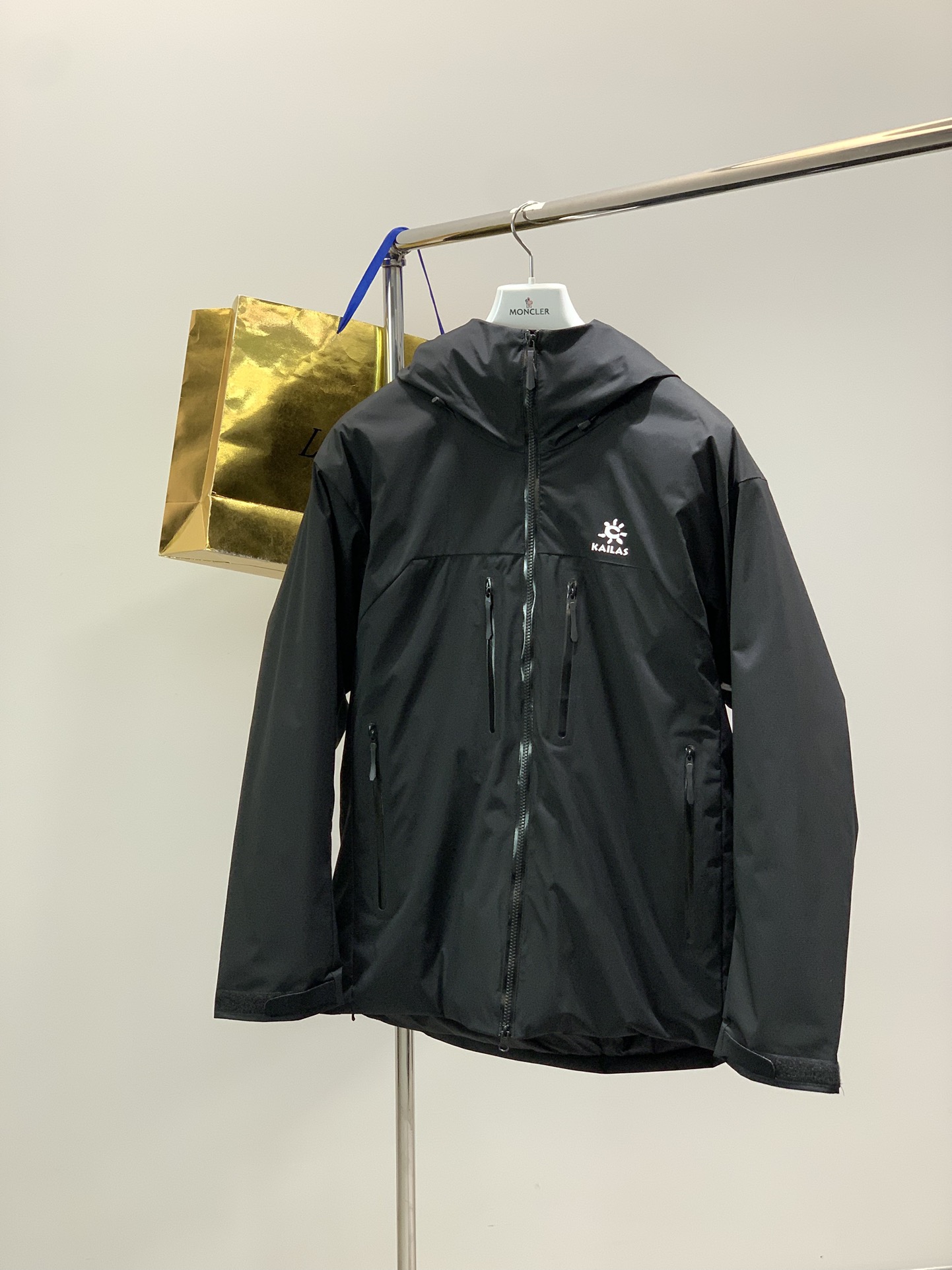 NO:646468,, KAILAS, new winter style, fashionable casual cotton jacket, available at counters, original goods, top-notch printing technology, letter pattern decoration logo, original hardware accessories decoration, extremely high grade, fashionable and stylish upper body, complete three labels, a must-have item for fashionable people, 2 colors recommended, size M-3XL,, jackets & coats, alexander wang19860909,KAILAS 凯乐石,冬季新款,时尚休闲棉服外套,专柜同步有售,原单狠货,顶级印花工艺字母图案装饰logo,原版五金辅料装饰,档次极高,上身时尚有型,三标齐全,潮人必备单品,2色推荐,码数M-3XL,,jackets & coats,alexander wang,Men's clothing