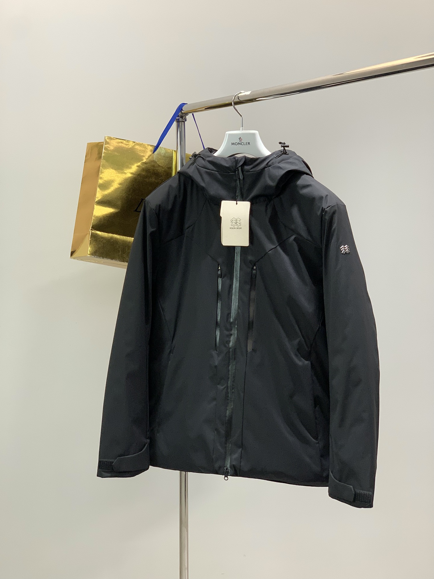 NO:646471,, Kolon Sport, the latest model for winter, available at counters simultaneously, original order, fashionable and casual cotton jacket, the upper body is very unique!  Eye-catching and bright, imported original fabric, top-notch printing technology, letter pattern decoration logo, simple yet fashionable, classic atmosphere, comfortable and breathable, handsome and stylish upper body, 4 colors recommended, size M-3XL,, jackets & coats,  19860909,Kolon Sport,冬季最新款,专柜同步有售,原单狠货,时尚休闲棉服外套,上身很有特点！吸睛而有亮点,进口原版面料,顶级印花工艺字母图案装饰Logo,简单而不失时尚,经典大气,舒适透气,上身帅气有型,4色推荐,码数M-3XL,,jackets & coats, ,Men's clothing