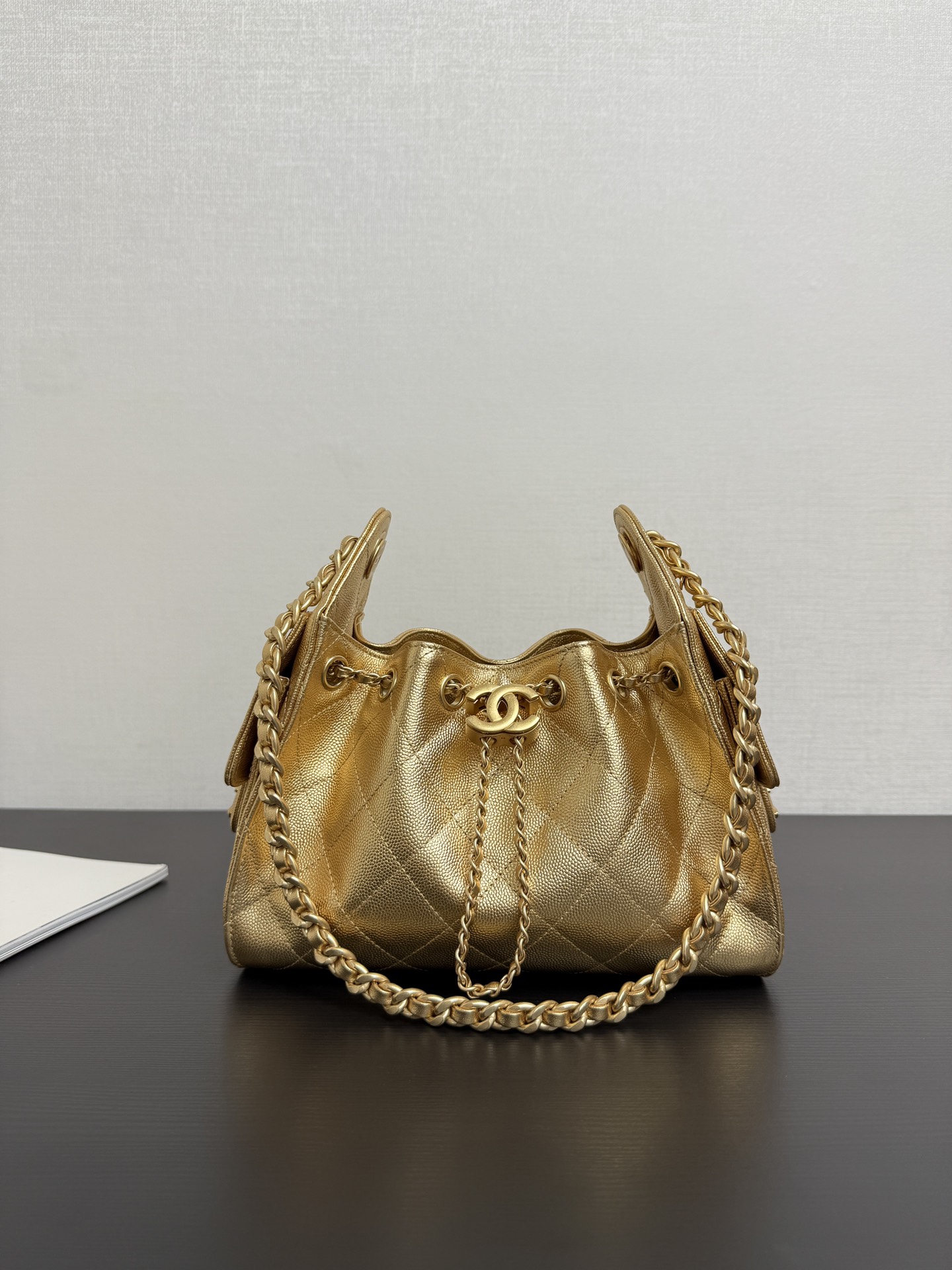 ¡Bolso tipo cubo con cordón 26C en stock! Caviar mini ha añadido una nueva monada. Su cuerpo es en realidad un pequeño …