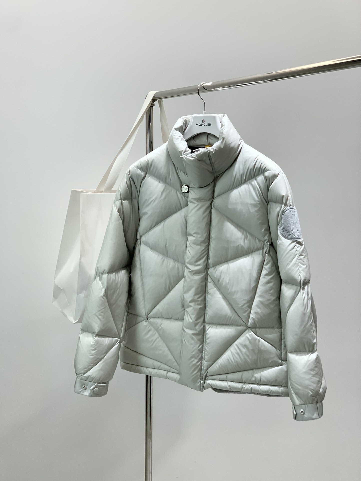 NO:646481,, masked mouth. Only the fabric that is exactly the same as the one on the counter can be regarded as the basis for making this dress!  !  !  Monc Mengjia Fw new autumn and winter matte rhombus quilted bread down jacket, double label design (reflective mark on the pocket) light luxury fashion casual style, a style that can be controlled by both men and women. The outer layer of nylon fabric material with the same D number is customized at no cost, the feel and texture are a perfect combination, imported European standard environmentally friendly DIST-90 skim white duck down. Perfect filling using direct down filling technology  Lightweight and easy to wear, you can wrap it up casually, lazy and warm. The filling amount is super large, and the lightness and warmth are maximized. The fluffy texture reaches the feeling of falling into the hand. It is like a piece of inflated bread. Full of three-dimensionality and sharper shape. It is not afraid of the cold wind and makes you energetic in the cold winter! The sleeves and arms are decorated with classic logo embroidered felt craft badges, which are different from all versions on the market. Silver white, size 2-5 234 5  Length 727476 78 Sleeve length 636567 68 Bust 120 124 128 132,,Moncler,down jacket,alexander wang19860909,蒙口 只有跟柜台一摸一样的面料 才只能算得上做这件衣服的基础！！！ Monc蒙家Fw秋冬季新款雾面菱形格缝纫面包羽绒服,双标设计（反光标在口袋）轻奢时尚休闲风格、男女都可驾驭的款式.不惜成本定制同D数外层锦纶面料材质,手感及质感堪称完美结合,进口欧标环保DIST-90脱脂白鸭绒羽绒.运用直充绒技术的完美填充 轻便又好搭,随便一裹,慵懒又温暖.填充量超大,轻盈保暖御寒能力提升到了最大限度 蓬松质感达到坠手的感觉 活脱脱的一块充气面包.立体感十足 造型更加犀利 不怕寒风凛冽让你在寒冬中活力四射! 袖臂上配有经典Logo刺绣毛毡工艺徽章装饰 区别于市场所有版本.银白, 尺码2-5码 234 5 衣长727476 78 袖长636567 68 胸围120 124 128 132,,Moncler,down jacket,alexander wang,Men's clothing