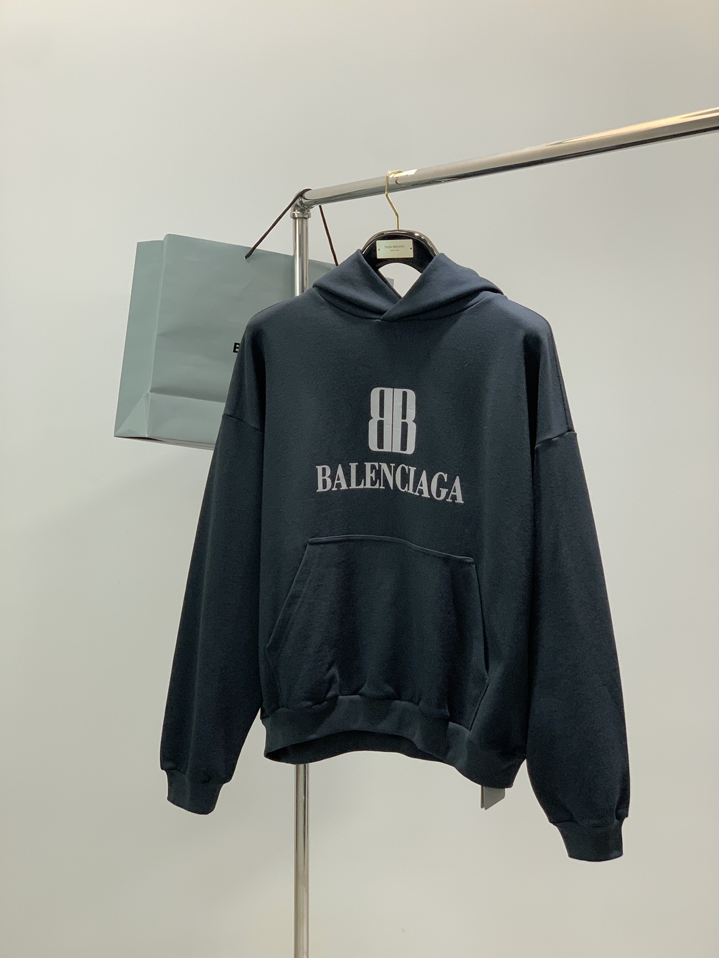 NO:646478,, Balenciaga cotton off-shoulder Logo logo double B slogan hooded sweatshirt for men and women!  !  !  The double B sweatshirt is so stylish!  It’s great for everyday outings. I recently bought this double B printed sweatshirt, which is really suitable for autumn~ The hooded design is very casual, and the loose fit is slim and comfortable. Whether it is for daily outings or dates, it has a great atmosphere~ Balenciaga Double B slogan hooded sweatshirt, classic black + white 'BB' letters, full of brand sense!  High-quality cotton material, soft and comfortable, loose fit and super slim, suitable for autumn and winter. Original purchase and development. The fabric is custom-woven and dyed with 400 grams of 36-count combed cotton. It is washed and faded gray. It is not pure black. The chest is hand-screen printed and the original pattern is scanned. The cloth surface is clean and the texture is clear. Soft and comfortable. The thread color is consistent and dyed without color difference.  Hooded + large pocket design, practical and fashionable, can be easily worn in daily casual or street style, paired with jeans and sneakers, casual and stylish!  !  !  Sizes S -  Recommended around 205,,balenciaga,balenciaga,sneakers,hoodie,sweatshirts,jeans,hats,alexander wang19860909,Balenciaga巴黎世家 棉质落肩Logo徽标双B标语连帽卫衣男女同款！！！ 双B卫衣太有范儿了！日常出街超赞 最近入手了这件双B印花卫衣,真的太适合秋天辣~ 连帽设计很休闲,宽松版型显瘦又舒适. 不管是日常出街还是约会,都超有氛围感～ 巴黎世家双B标语连帽卫衣,经典黑色+白色“BB”字母,品牌感满满！ 高品质棉料,柔软舒适,宽松版型超显瘦,秋冬穿超合适. 原版购入开发 面料定织定染400克36支精梳棉 做水洗褪色灰 不是通货纯黑色 胸口手工丝网印花扫描原版图案 布面干净 布纹清晰 柔软舒适 螺纹颜色一致定染无色差 连帽+大口袋设计,实用又时髦,日常休闲或街头风都能轻松驾驭,搭配牛仔裤、运动鞋,随性又有型！！！ 尺码S-XL S  胸围128 衣长68 肩宽66 建议135左右 M  胸围132 衣长70 肩宽67 建议160左右 L  胸围136 衣长72 肩宽68建议185左右 XL 胸围140 衣长74 肩宽70  建议205左右,,balenciaga,balenciaga,sneakers,hoodie,sweatshirts,jeans,hats,alexander wang,Men's clothing