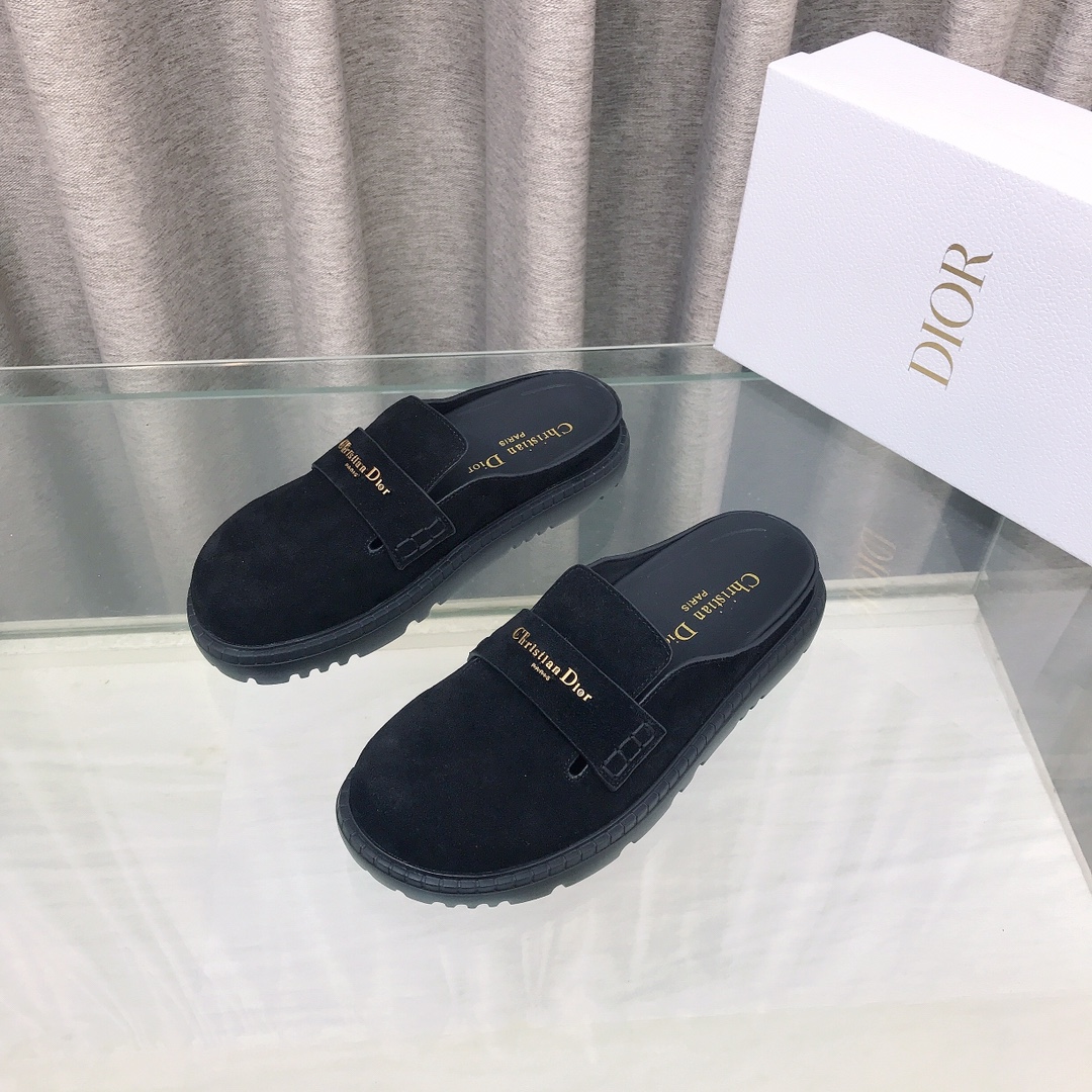 NO:706002,2025 new Boy series toe-toe half-slipper loafers. The top version is purchased from the original version, developed and manufactured. This half-slippers is carefully made of light beige suede cow leather. The same-tone leather label on the front is decorated with a gold-tone Cistian Paris logo. It is soft and comfortable, easy to put on and take off, and can be matched with various styles. The sole is original open-molded foam outsole. The bottom thickness is about 3cm. Size 35-40, half-flop, loafers, slippers, cowhide.198609092025新款 Boy系列包头半拖鞋鞋乐福鞋 顶级版本原版购入开发做货 这款半拖鞋采用浅米色绒面牛皮革精心制作,正面同色调皮革标牌饰以金色调Cistian Paris标志,柔软舒适,穿脱方便,可搭配各式造型. 鞋底原版开模发泡大底 底厚约3cm 码数35-40,半拖,loafers,slippers,cowhide,Women's Shoes