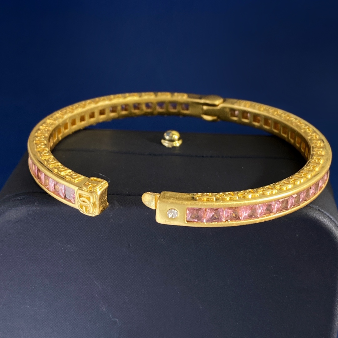 Dolce & Gabbana D&G杜嘉班纳 中古款欧美 轻奢粉色锆石水晶方钻侧面多个DG字母logo手镯 黄铜材料 重约44