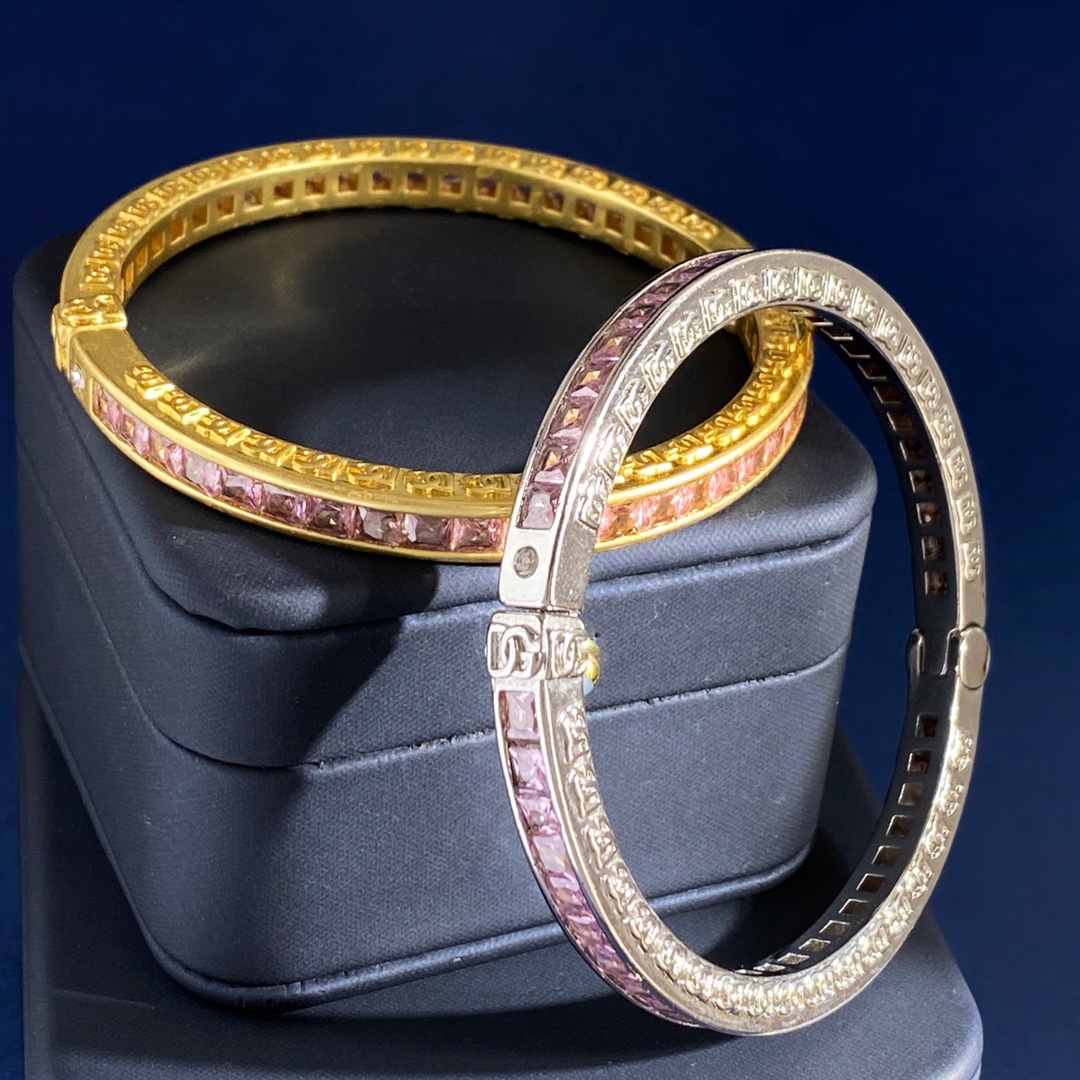 Dolce & Gabbana D&G杜嘉班纳 中古款欧美 轻奢粉色锆石水晶方钻侧面多个DG字母logo手镯 黄铜材料 重约44