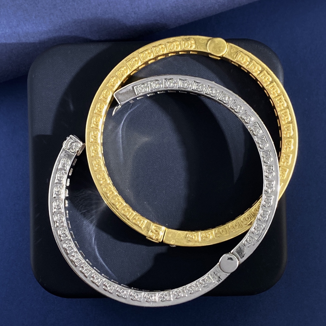 Dolce & Gabbana D&G杜嘉班纳 中古款欧美 轻奢粉色锆石水晶方钻侧面多个DG字母logo手镯 黄铜材料 重约44