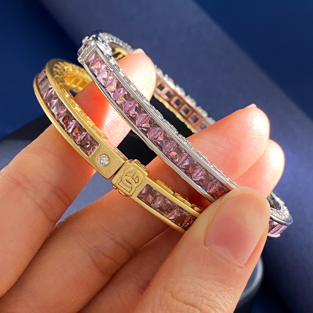 Dolce & Gabbana D&G杜嘉班纳 中古款欧美 轻奢粉色锆石水晶方钻侧面多个DG字母logo手镯 黄铜材料 重约44