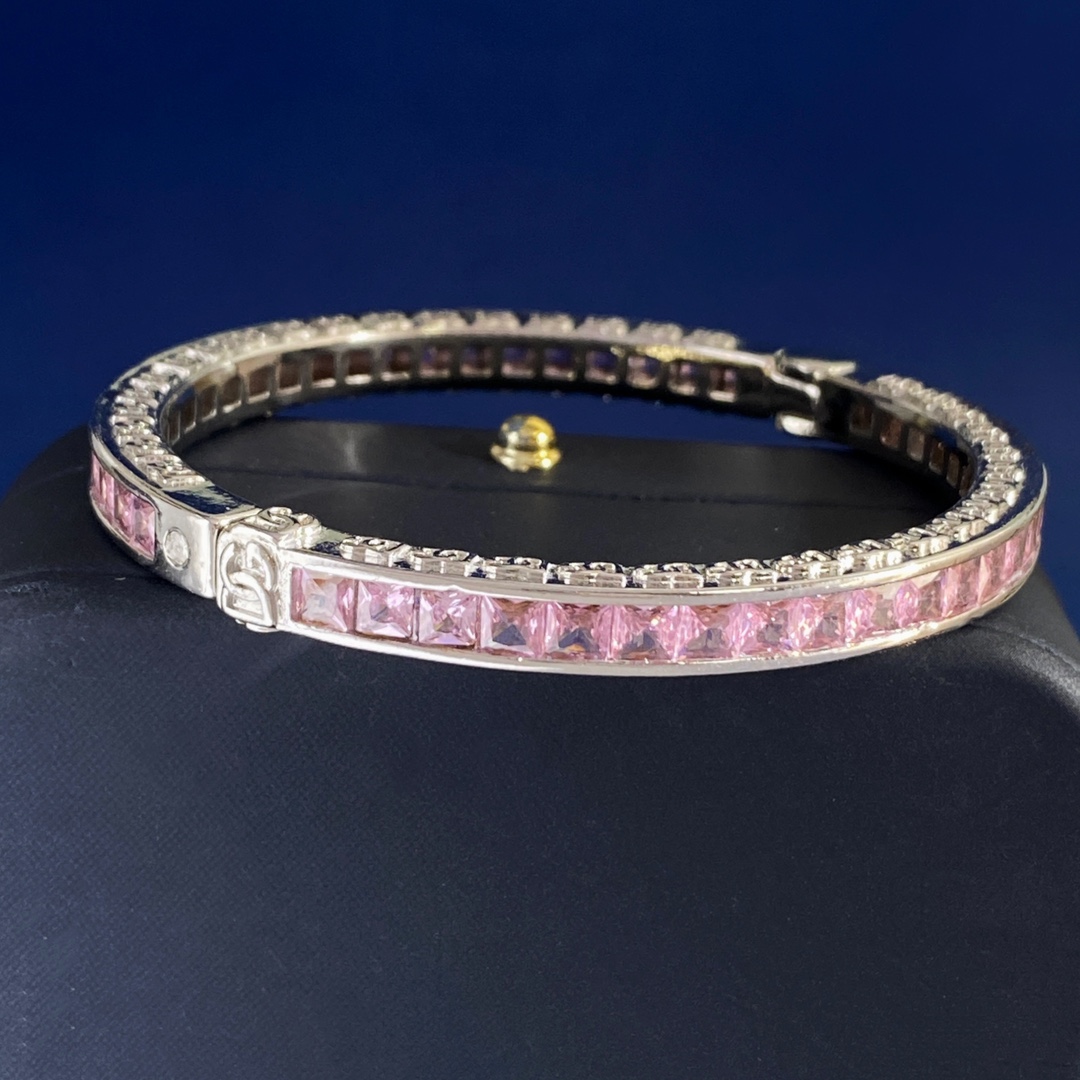 Dolce & Gabbana D&G杜嘉班纳 中古款欧美 轻奢粉色锆石水晶方钻侧面多个DG字母logo手镯 黄铜材料 重约44