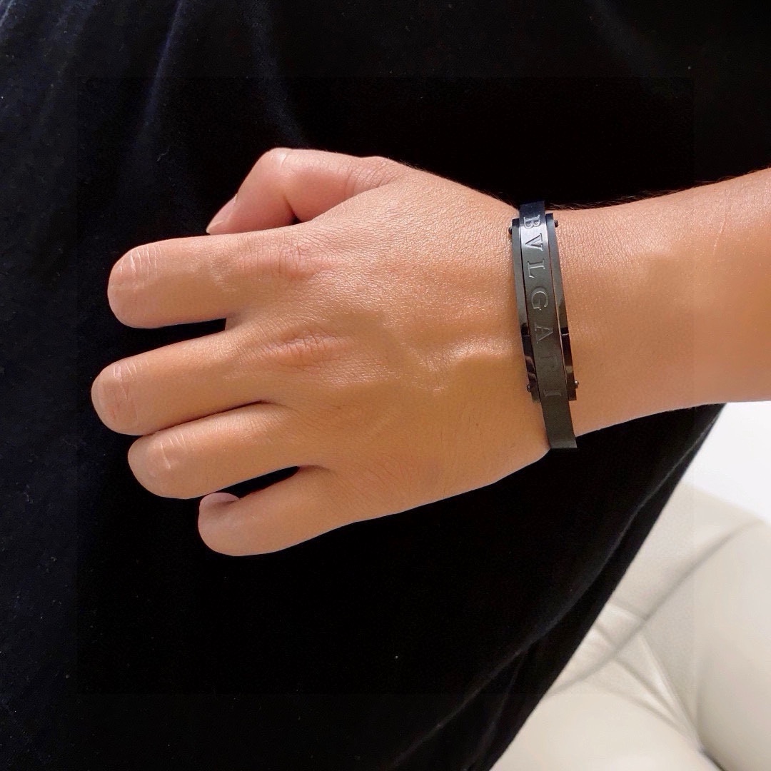 NO:642306,BVLGARI high-quality men's 21cm bracelet, a very versatile 14K stainless steel color-preserving material, thickly plated with gold. Perfectly inlaid with diamonds and carefully polished, it fits perfectly with the metal edge!  Full of temptation and charming sensibility, the dazzling luxury of diamonds presents unparalleled beauty and power, giving you a new look, interpreting the inherent multi-faceted characteristics, spreading and bending, showing its elegant and seductive beauty!  ,Boutique jewelry,bottega veneta,bvlgari,bvlgari,bracelet19860909宝格丽BVLGARI高品质男士21Cm手镯,非常百搭的一款14K精钢保色材质厚镀厚金.完美镶钻精心打磨,与金属边完美契合！充满诱惑和迷人的感性,钻石的璀璨奢华,呈现出中无与伦比的美感与力量,给你一个全新的面貌,诠释固有的多面特质,蔓延弯曲,尽显其高雅而极具诱惑的美丽！,饰品精品,bottega veneta,bvlgari,bvlgari,bracelet,Jewelry