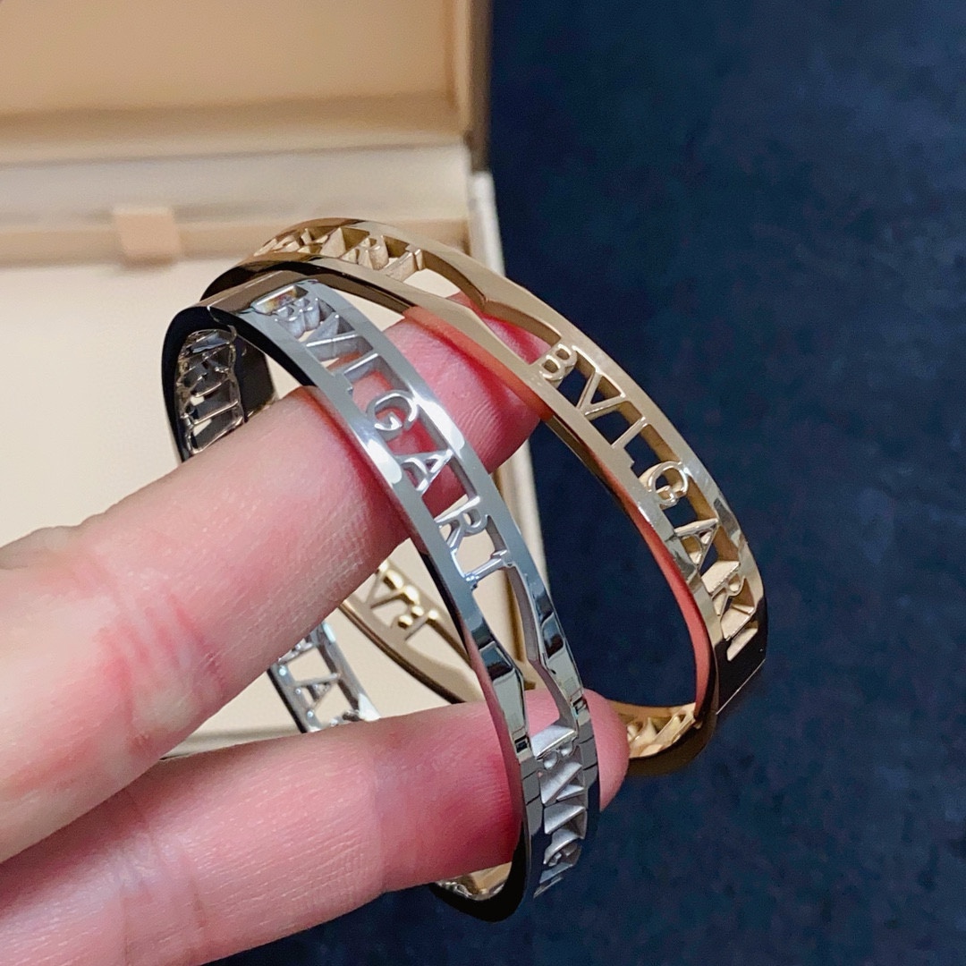 NO:642309,BVLGARI's high-quality unisex hollow bracelet is a very versatile 14K stainless steel color-preserving material, thickly plated with gold. Perfectly inlaid with diamonds and carefully polished, it fits perfectly with the metal edge!  Full of temptation and charming sensibility, the dazzling luxury of diamonds presents unparalleled beauty and power, giving you a new look, interpreting the inherent multi-faceted characteristics, spreading and bending, showing its elegant and seductive beauty!  ,Boutique jewelry,bottega veneta,bvlgari,bvlgari,bracelet19860909宝格丽BVLGARI高品质中性款镂空手镯,非常百搭的一款14K精钢保色材质厚镀厚金.完美镶钻精心打磨,与金属边完美契合！充满诱惑和迷人的感性,钻石的璀璨奢华,呈现出中无与伦比的美感与力量,给你一个全新的面貌,诠释固有的多面特质,蔓延弯曲,尽显其高雅而极具诱惑的美丽！,饰品精品,bottega veneta,bvlgari,bvlgari,bracelet,Jewelry