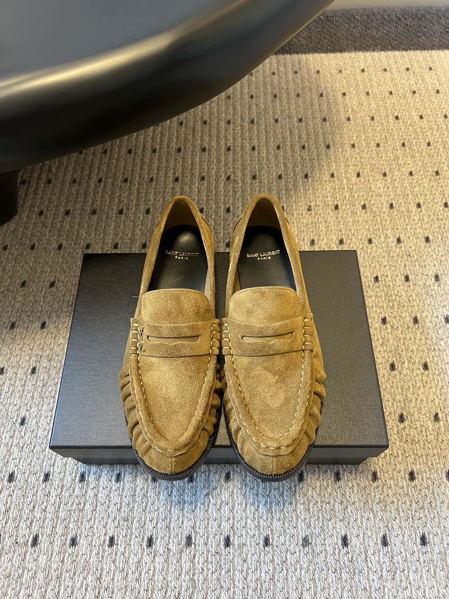 NO:681597,Saintlauren*25ss autumn and winter retro textured eel pattern pleated loafers single casual shoes, iconic pleated toe box + handmade moccasin stitching, with a retro relaxed feel; the shoe body is a classic slip-on design of loafers, with a metal YSL logo, simple and recognizable.  Leather lining + genuine leather outsole, both texture and comfort are online. The style is adaptable. It can be worn with formal wear (suits/skirts) for a refined route, or with casual wear, jeans/sweatshirts to create a relaxed feel. It is a light luxury item that is 'one shoe for many wears'. The upper is made of eel grain cowhide/tread suede, the lining is sheepskin, and the outsole is combined with leather outsole. The height is increased by 2.5cm.  size 35-40 (customized sizes 40 are not returnable), loafers, saint laurent, saint laurent, loafers, hoodie, sweatshirts, skirts, jeans, business suit, cowhide, sheepskin, Leather soles19860909Saintlauren*25ss秋冬复古质感鳗鱼纹褶皱乐福鞋单鞋休闲鞋 标志性褶皱鞋头+手工莫卡辛缝线,自带复古松弛感；鞋身是乐福鞋经典一脚蹬设计,搭配金属YSL标志,简约又有辨识度. 皮革内衬+真皮大底,质感和舒适度都在线.风格适配性强,既能搭正装（西装/裙装）走精致路线,也能配休闲装,牛仔裤/卫衣,打造松弛感,属于“一鞋多穿”的轻奢单品. 鞋面鳗鱼纹牛皮/胎反绒 内里羊皮 大底组合真皮大底 增高2.5cm size35-40码（40码定制不退换）,乐福鞋,saint laurent,saint laurent,loafers,hoodie,sweatshirts,skirts,jeans,business suit,cowhide,sheepskin,Leather soles,Women's Shoes