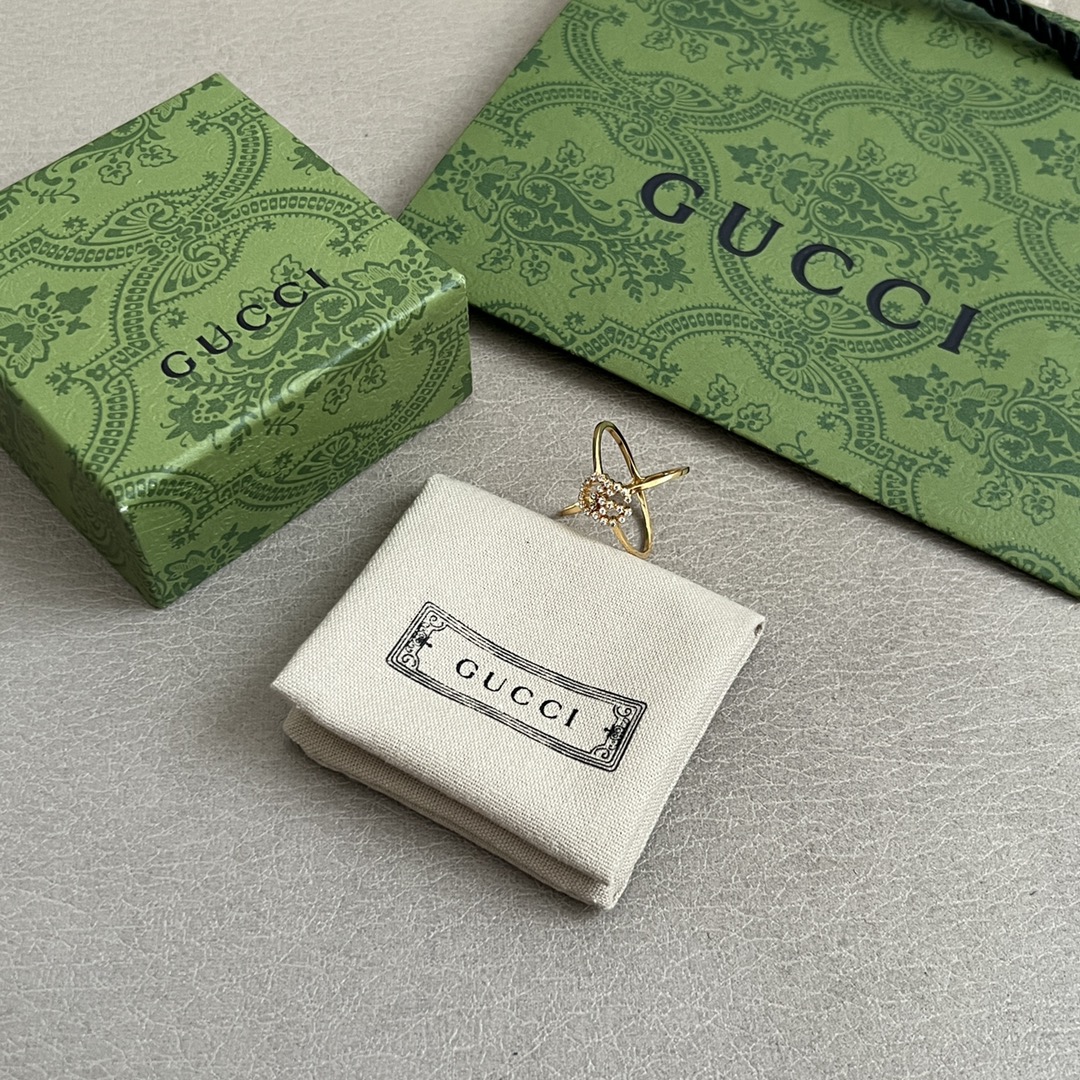 p128
古驰GG Running戒指，这个系列的双G Logo 是延续Gucci 1970年代的设计，妥妥的经典款，奢华大气又不失优雅。
码数：78码