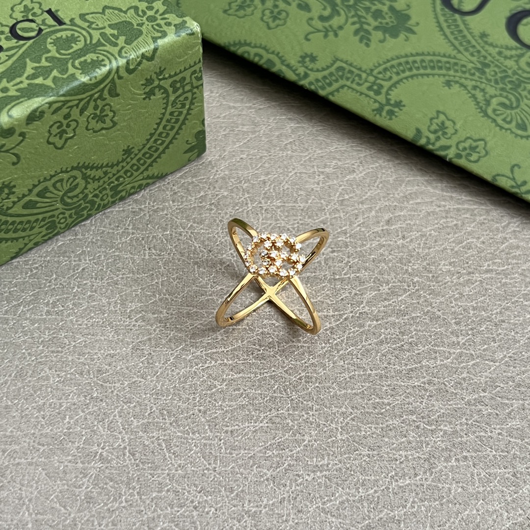 p128
古驰GG Running戒指，这个系列的双G Logo 是延续Gucci 1970年代的设计，妥妥的经典款，奢华大气又不失优雅。
码数：78码