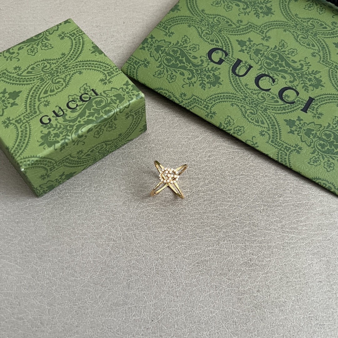 p128
古驰GG Running戒指，这个系列的双G Logo 是延续Gucci 1970年代的设计，妥妥的经典款，奢华大气又不失优雅。
码数：78码