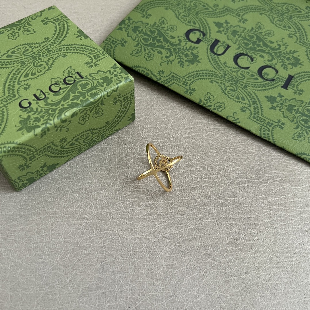 p128
古驰GG Running戒指，这个系列的双G Logo 是延续Gucci 1970年代的设计，妥妥的经典款，奢华大气又不失优雅。
码数：78码