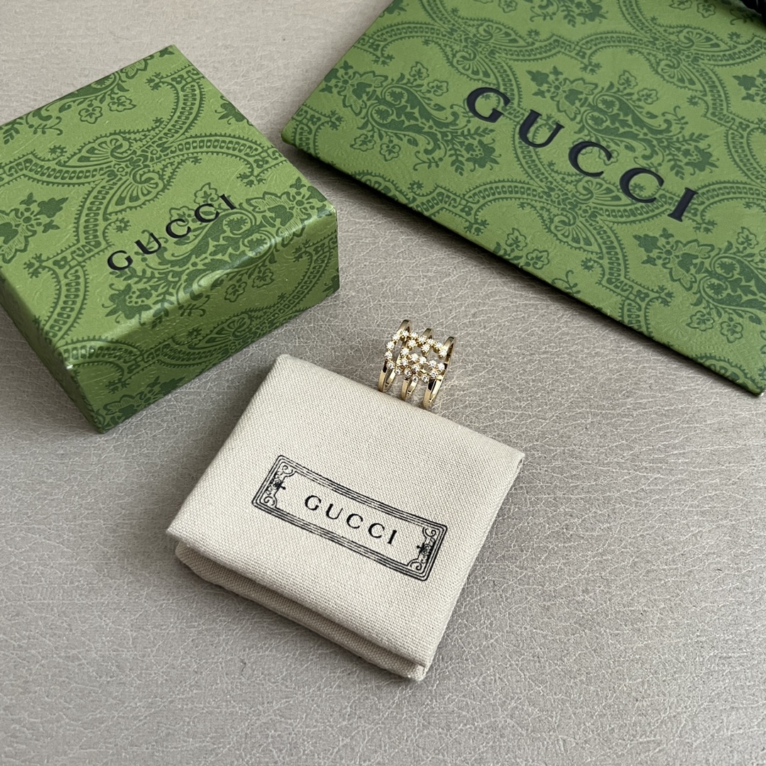 p128
古驰 GG Running戒指，这个系列的双G Logo 是延续Gucci 1970年代的设计，妥妥的经典款，奢华大气又不失优雅。
码数：678码