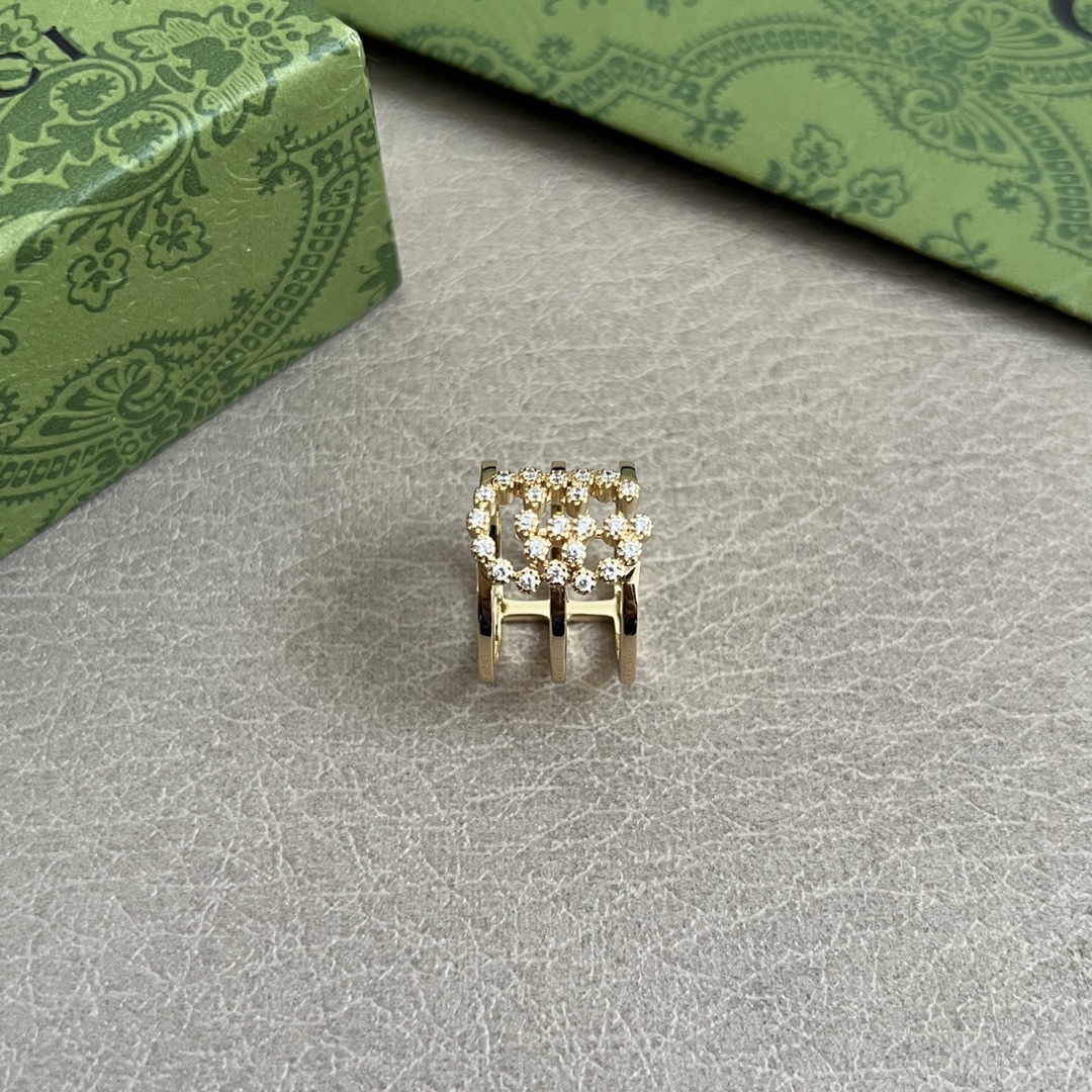 p128
古驰 GG Running戒指，这个系列的双G Logo 是延续Gucci 1970年代的设计，妥妥的经典款，奢华大气又不失优雅。
码数：678码