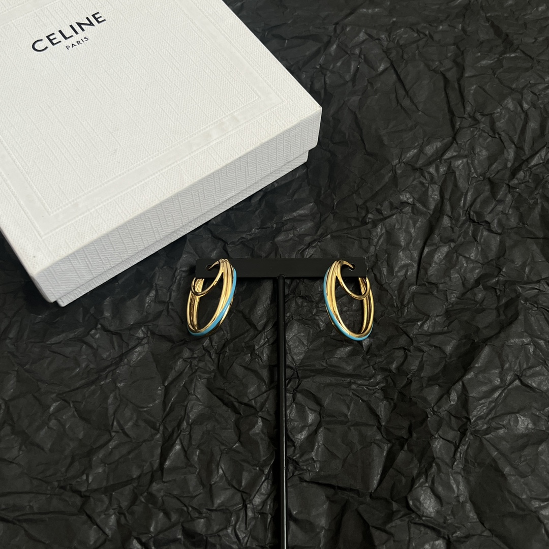 p95
 Celine 赛琳 耳环 一直是简约时尚界的标杆大胆的设计 百看不厌▪️搭配起来更Fashion ✨✨