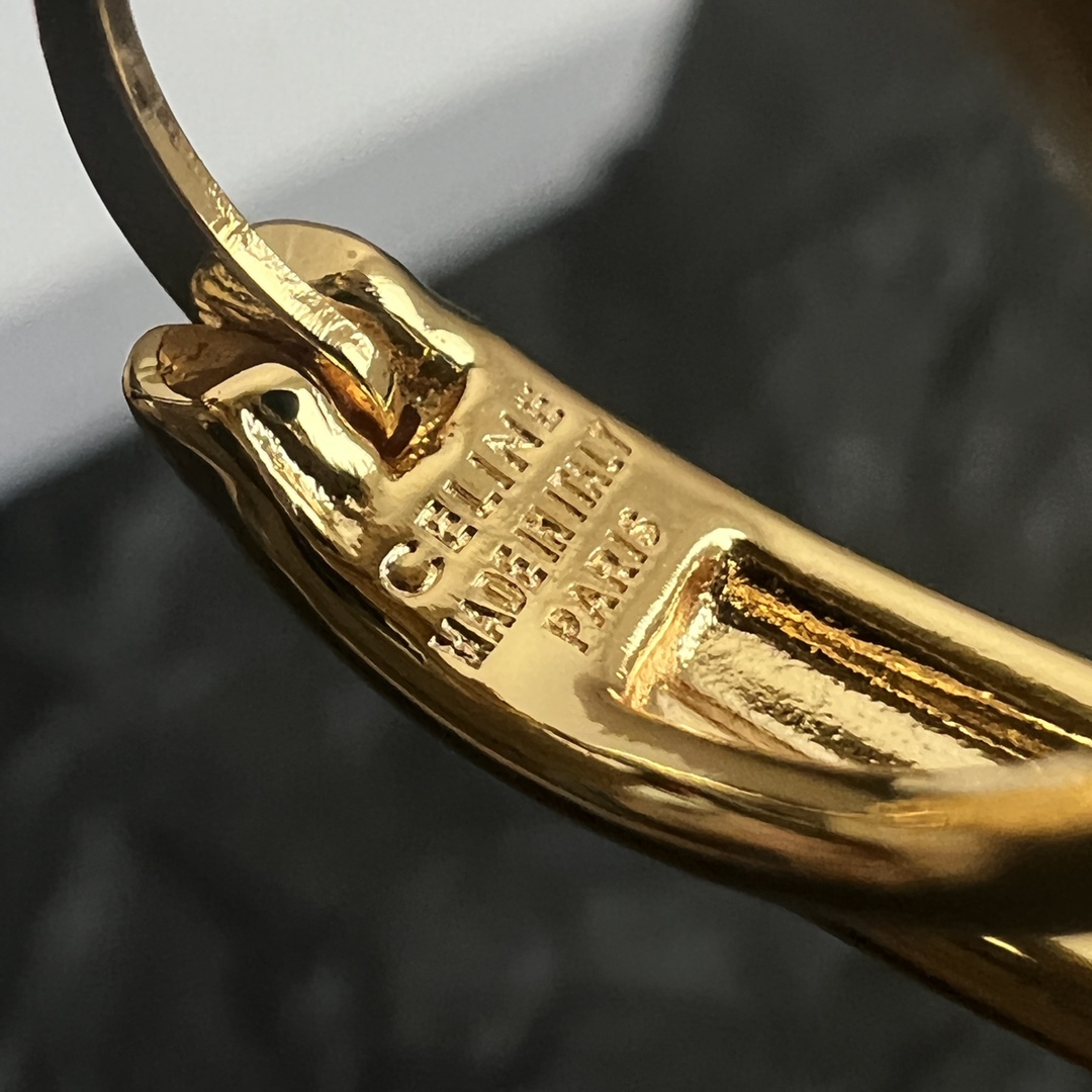 p95
 Celine 赛琳 耳环 一直是简约时尚界的标杆大胆的设计 百看不厌▪️搭配起来更Fashion ✨✨