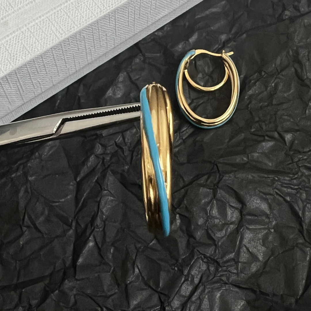 p95
 Celine 赛琳 耳环 一直是简约时尚界的标杆大胆的设计 百看不厌▪️搭配起来更Fashion ✨✨