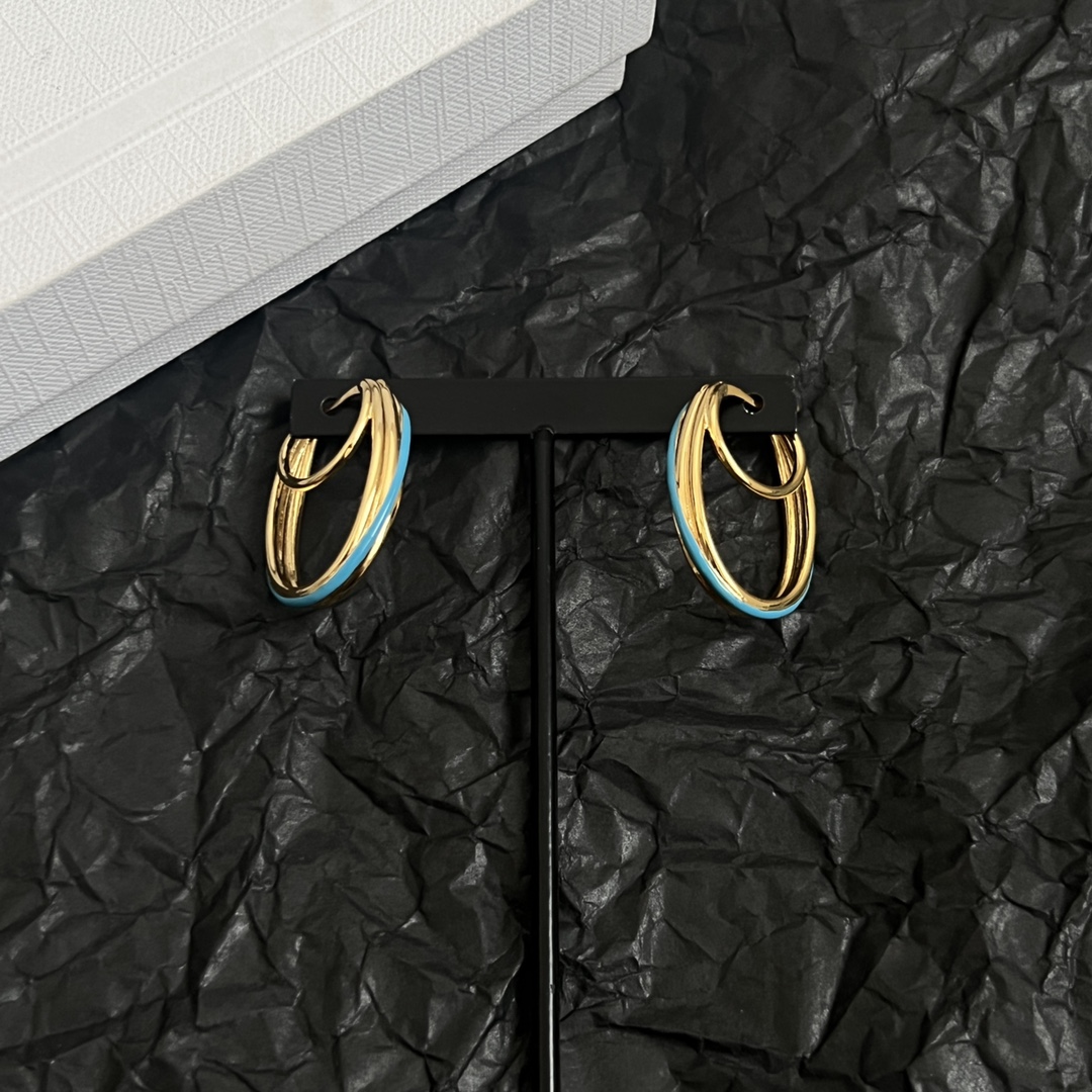 p95
 Celine 赛琳 耳环 一直是简约时尚界的标杆大胆的设计 百看不厌▪️搭配起来更Fashion ✨✨