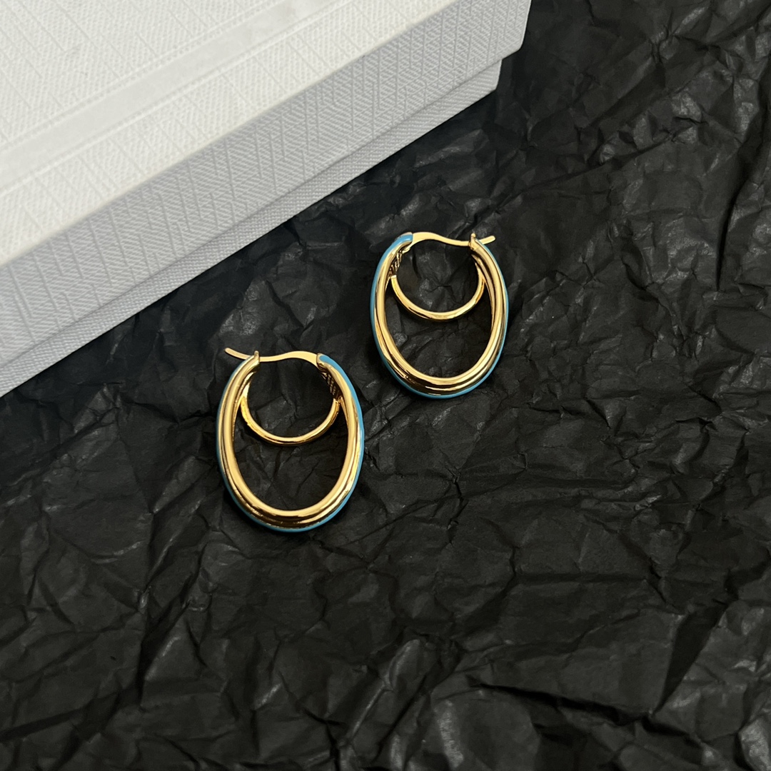 p95
 Celine 赛琳 耳环 一直是简约时尚界的标杆大胆的设计 百看不厌▪️搭配起来更Fashion ✨✨