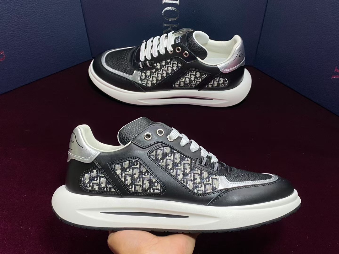 NO:639767,Dior Tech sneakers Dior's new sports style Dior Tech is now online ~ Exquisite color matching, autumn and winter atmosphere ~ This Dior Tech sneaker is a new product in the 2026 early spring ready-to-wear series, with fashionable details, highlighting retro aesthetics. The first layer of cowhide is paired with breathable mesh fabric, with contrast stitching on the side, the heel and tongue are embellished with the ChristianDior aris logo, and are equipped with elastic U soles and foot pads to provide a comfortable foot feel!  Size: Men's 39-44 (45 is custom-made and non-refundable), dior, dior, sneakers, cowhide19860909Dior Tech 运动鞋迪奥 新款 运动款迪奥Tech全新上线啦～ 精美配色,秋冬氛围款～这款 Dior Tech 运动鞋是2026早春成衣系列新品,搭配时尚细节,彰显复古美学.头层牛皮搭配透气网织物,侧面撞色拼接,后跟和鞋舌点缀以 ChristianDior aris 标志,搭配富有弹性的u鞋底和垫脚,提供舒适脚感！ 码数:男款39-44（45定做不退换）,,dior,dior,sneakers,cowhide,Men's shoes