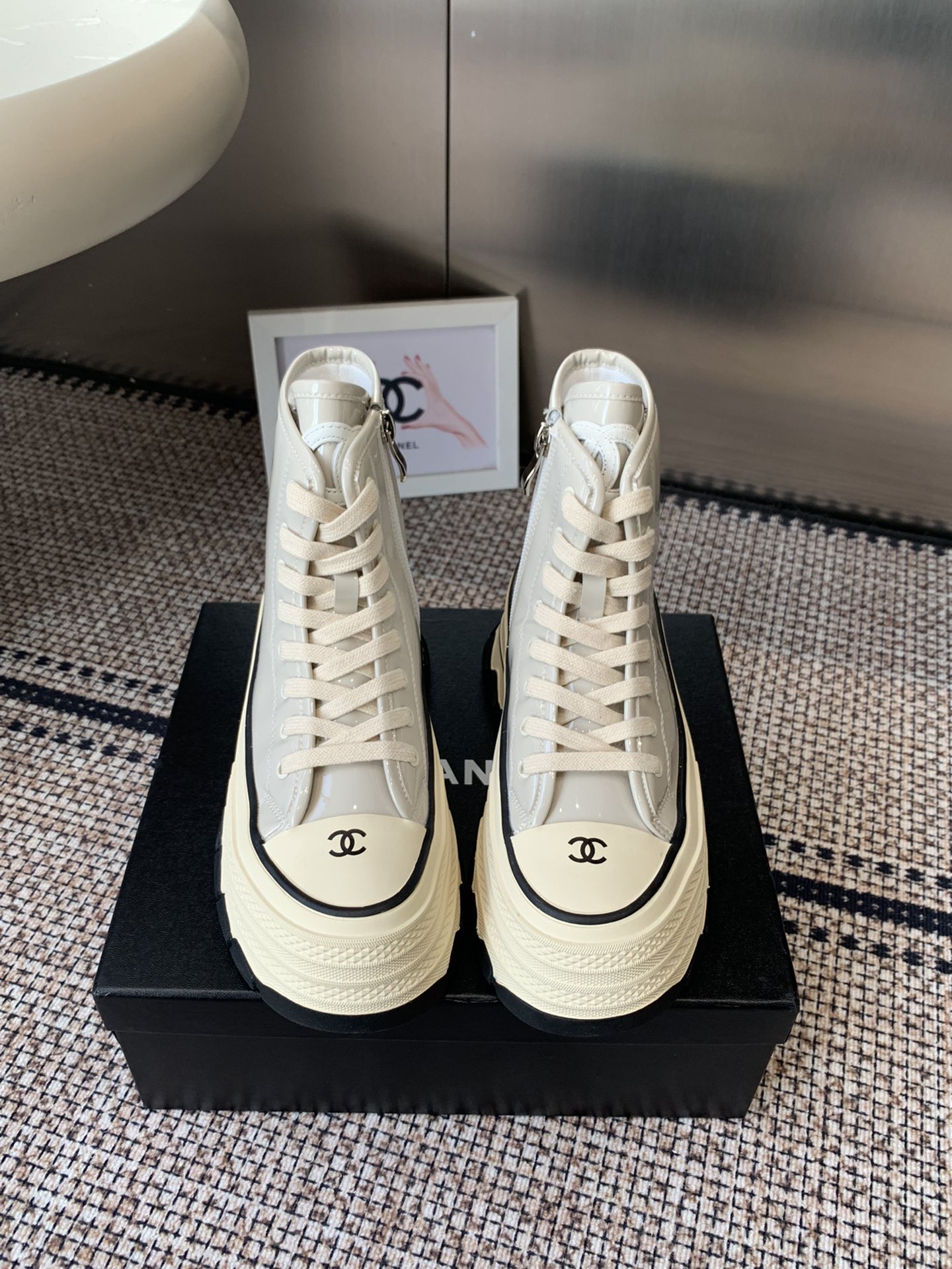 NO:648093,Chanel Chanel new autumn and winter thick-soled high-top casual shoes, white shoes full of vintage feeling, mid-century retro models, get it ~ white shoes with black and white splicing look very Chanel, paired with socks, it has a retro college feel. The upper is made of cowhide, the lining is sheepskin, the heel height is 6cm, and the original TPU combination outsole  Size 35-40 (40 customized), boots, chanel, chanel, boots, cowhide, sheepskin, socks19860909Chanel 香奈儿 秋冬新款 厚底 高帮休闲鞋 小白鞋 Vintage感满满 中古复刻款get啦～小白鞋适配黑白拼接就很Chanel 配合袜子就很复古学院的感觉. 鞋面采用牛皮 内里羊皮 跟高6cm 原版TPU组合大底 码数35-40（40定做）,靴子,chanel,chanel,boots,cowhide,sheepskin,socks,Women's Shoes