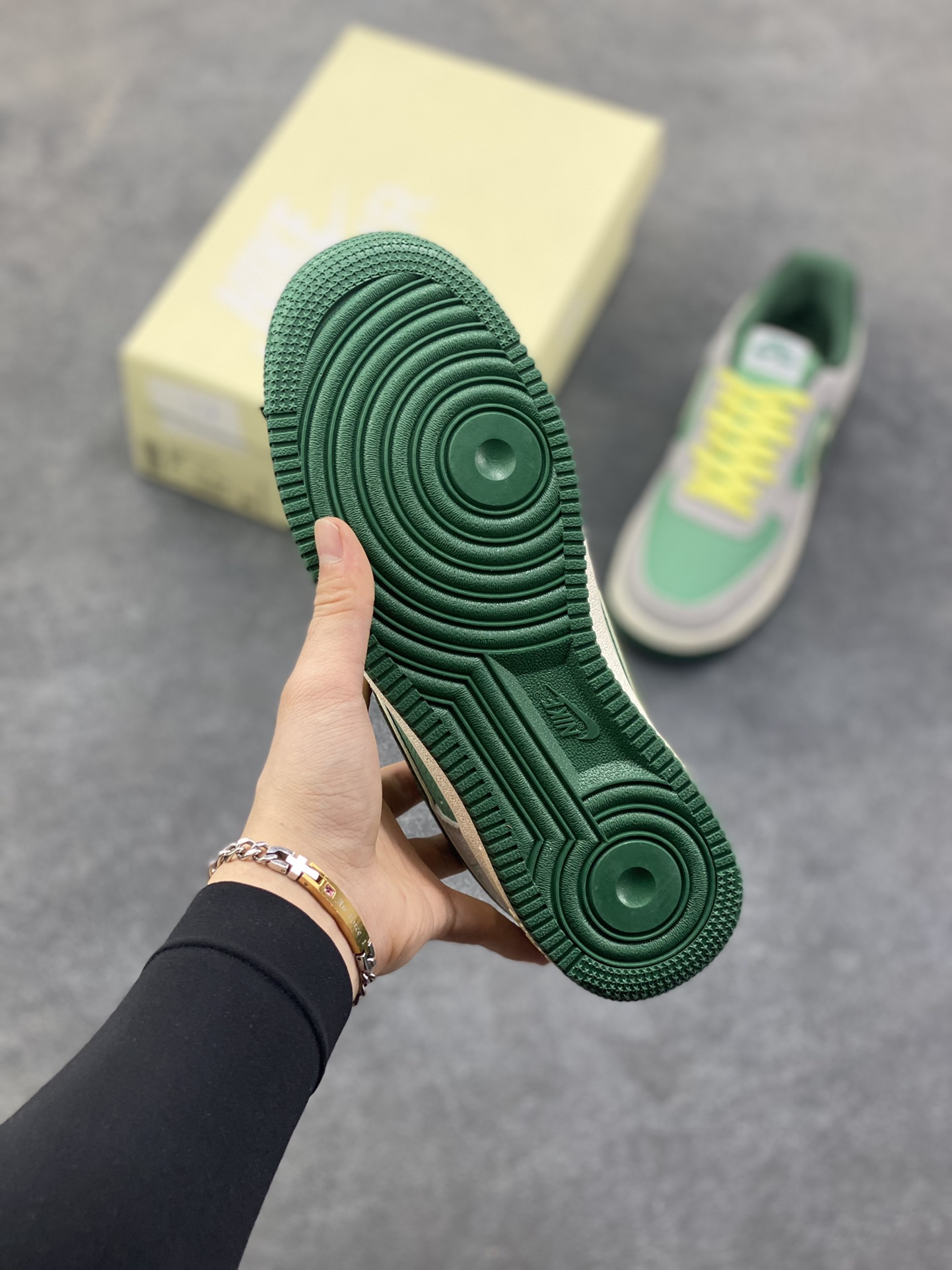 图片[5]-NIke Air Force 1 ‘07 Low “斯图西联名——绿灰猪八”空军一号 低帮 运动鞋 休闲鞋 折边针车 工艺难度大 原楦头原纸板 原装鞋盒 定制五金配件 内置全掌气垫 原厂鞋底 货号：SS1979-007 尺码：36 36.5 37.5 38 38.5 39 40 40.5 41 42 42.5 43 44 44.5 45-选品中心