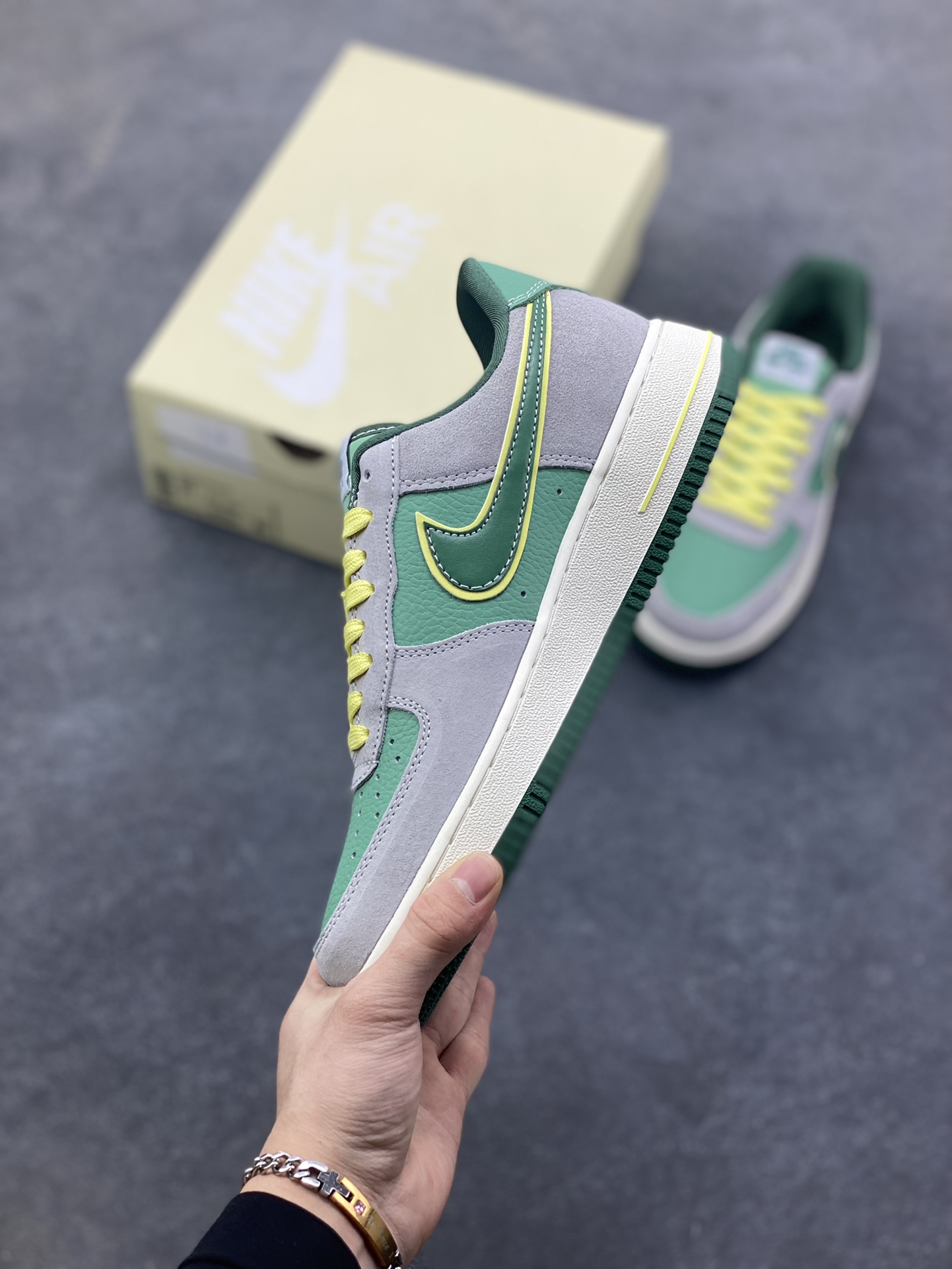 图片[3]-NIke Air Force 1 ‘07 Low “斯图西联名——绿灰猪八”空军一号 低帮 运动鞋 休闲鞋 折边针车 工艺难度大 原楦头原纸板 原装鞋盒 定制五金配件 内置全掌气垫 原厂鞋底 货号：SS1979-007 尺码：36 36.5 37.5 38 38.5 39 40 40.5 41 42 42.5 43 44 44.5 45-选品中心