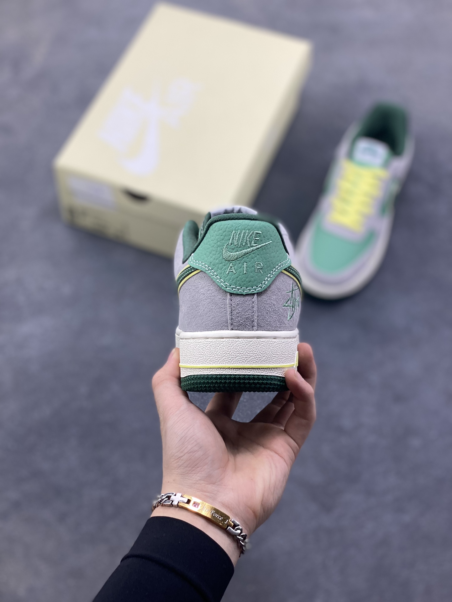图片[4]-NIke Air Force 1 ‘07 Low “斯图西联名——绿灰猪八”空军一号 低帮 运动鞋 休闲鞋 折边针车 工艺难度大 原楦头原纸板 原装鞋盒 定制五金配件 内置全掌气垫 原厂鞋底 货号：SS1979-007 尺码：36 36.5 37.5 38 38.5 39 40 40.5 41 42 42.5 43 44 44.5 45-选品中心