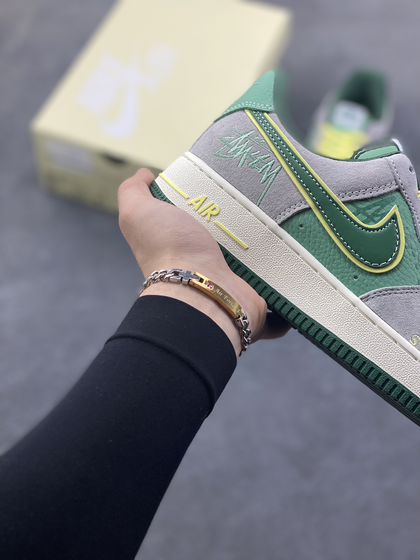 图片[6]-NIke Air Force 1 ‘07 Low “斯图西联名——绿灰猪八”空军一号 低帮 运动鞋 休闲鞋 折边针车 工艺难度大 原楦头原纸板 原装鞋盒 定制五金配件 内置全掌气垫 原厂鞋底 货号：SS1979-007 尺码：36 36.5 37.5 38 38.5 39 40 40.5 41 42 42.5 43 44 44.5 45-选品中心