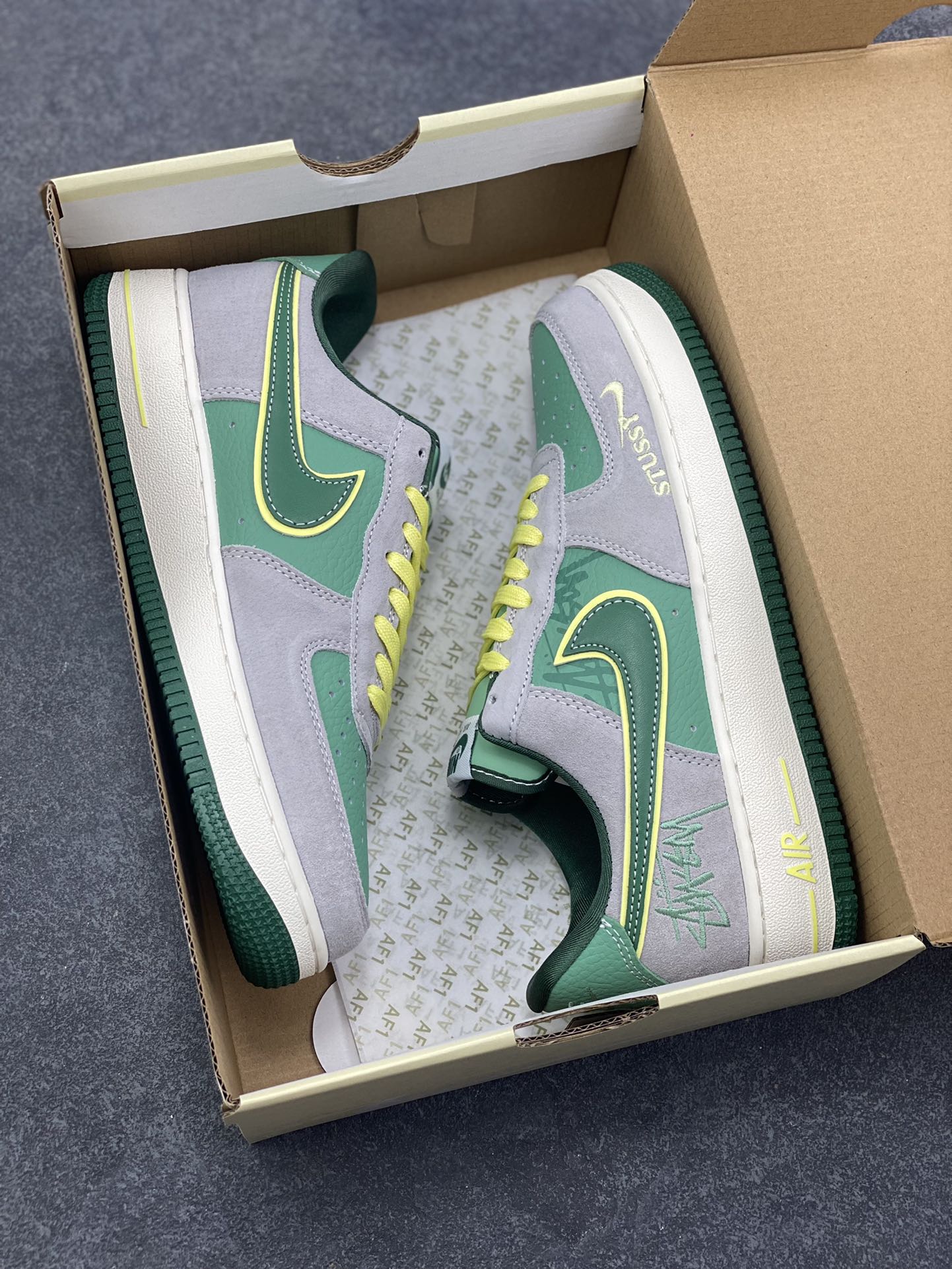 图片[9]-NIke Air Force 1 ‘07 Low “斯图西联名——绿灰猪八”空军一号 低帮 运动鞋 休闲鞋 折边针车 工艺难度大 原楦头原纸板 原装鞋盒 定制五金配件 内置全掌气垫 原厂鞋底 货号：SS1979-007 尺码：36 36.5 37.5 38 38.5 39 40 40.5 41 42 42.5 43 44 44.5 45-选品中心