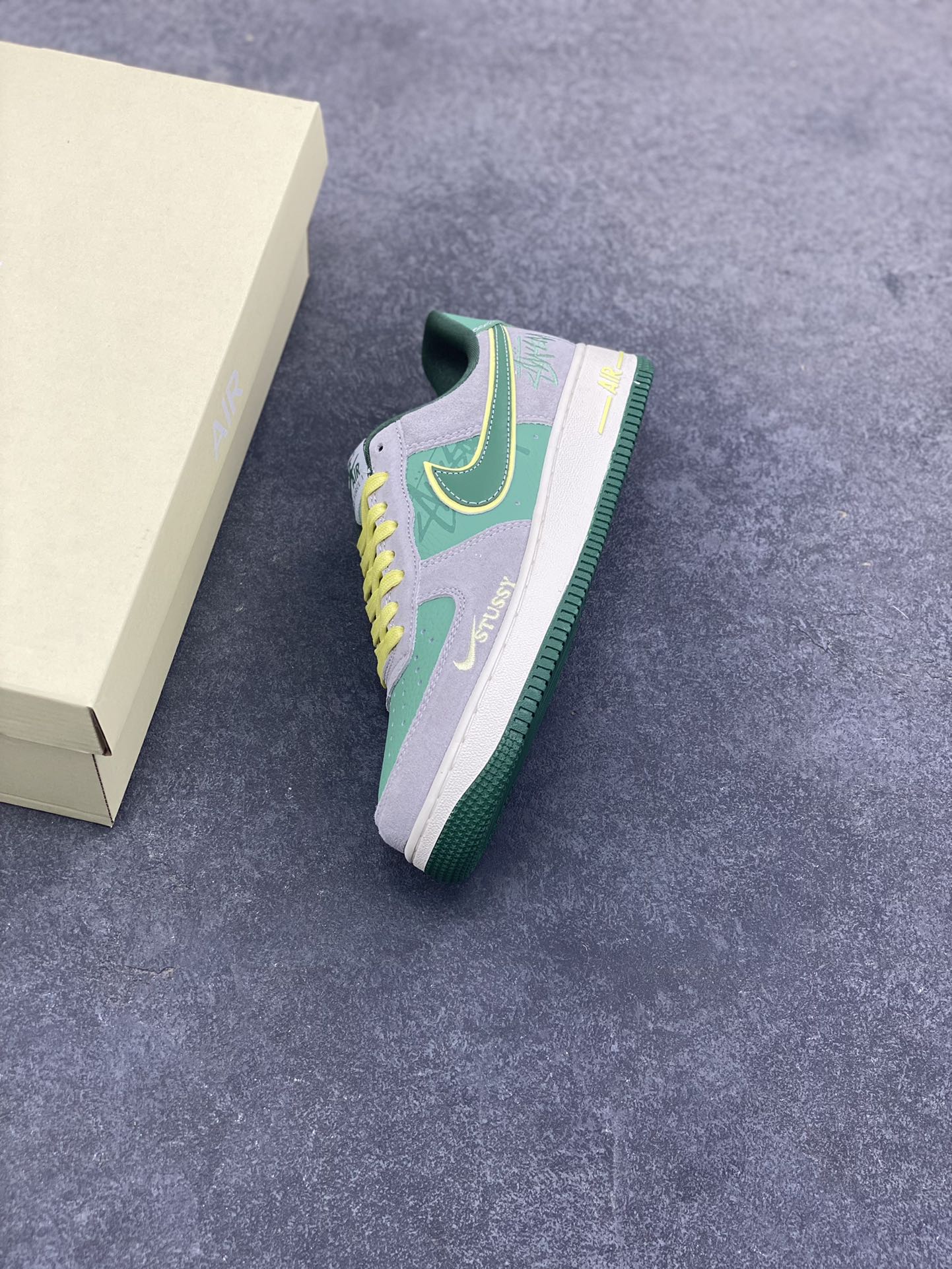 图片[7]-NIke Air Force 1 ‘07 Low “斯图西联名——绿灰猪八”空军一号 低帮 运动鞋 休闲鞋 折边针车 工艺难度大 原楦头原纸板 原装鞋盒 定制五金配件 内置全掌气垫 原厂鞋底 货号：SS1979-007 尺码：36 36.5 37.5 38 38.5 39 40 40.5 41 42 42.5 43 44 44.5 45-选品中心