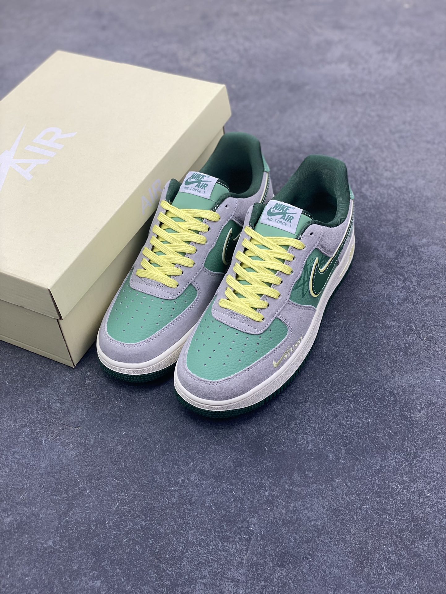图片[8]-NIke Air Force 1 ‘07 Low “斯图西联名——绿灰猪八”空军一号 低帮 运动鞋 休闲鞋 折边针车 工艺难度大 原楦头原纸板 原装鞋盒 定制五金配件 内置全掌气垫 原厂鞋底 货号：SS1979-007 尺码：36 36.5 37.5 38 38.5 39 40 40.5 41 42 42.5 43 44 44.5 45-选品中心