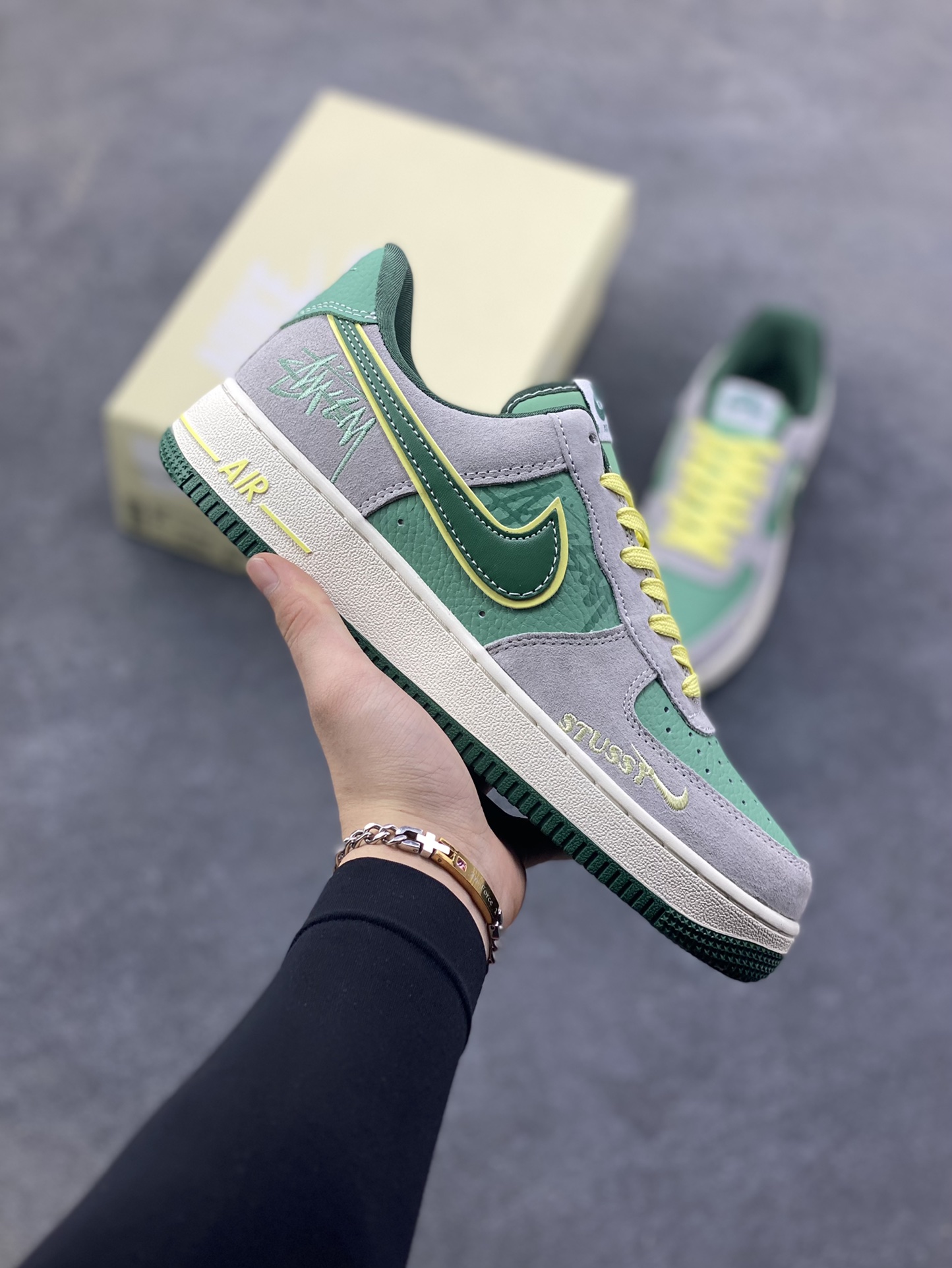NIke Air Force 1 ‘07 Low “斯图西联名——绿灰猪八”空军一号 低帮 运动鞋 休闲鞋 折边针车 工艺难度大 原楦头原纸板 原装鞋盒 定制五金配件 内置全掌气垫 原厂鞋底 货号：SS1979-007 尺码：36 36.5 37.5 38 38.5 39 40 40.5 41 42 42.5 43 44 44.5 45-选品中心