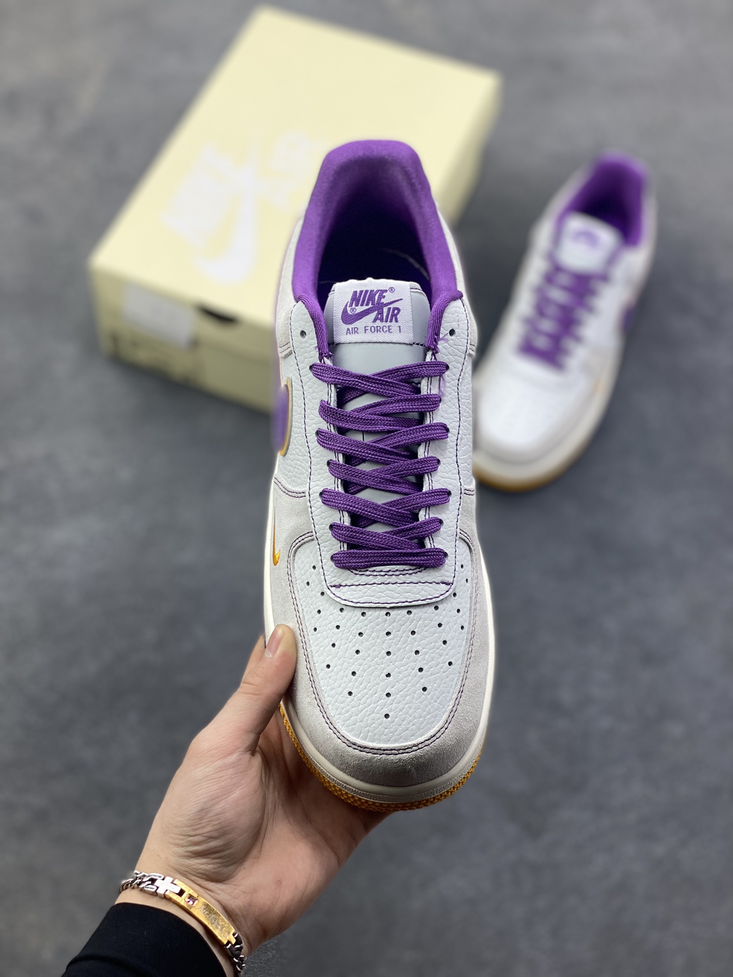 图片[2]-NIke Air Force 1 ‘07 Low “NBA联名——紫金湖人”空军一号 低帮 运动鞋 休闲鞋 折边针车 工艺难度大 原楦头原纸板 原装鞋盒 定制五金配件 内置全掌气垫 原厂鞋底 货号：SS1979-004 尺码：36 36.5 37.5 38 38.5 39 40 40.5 41 42 42.5 43 44 44.5 45-选品中心
