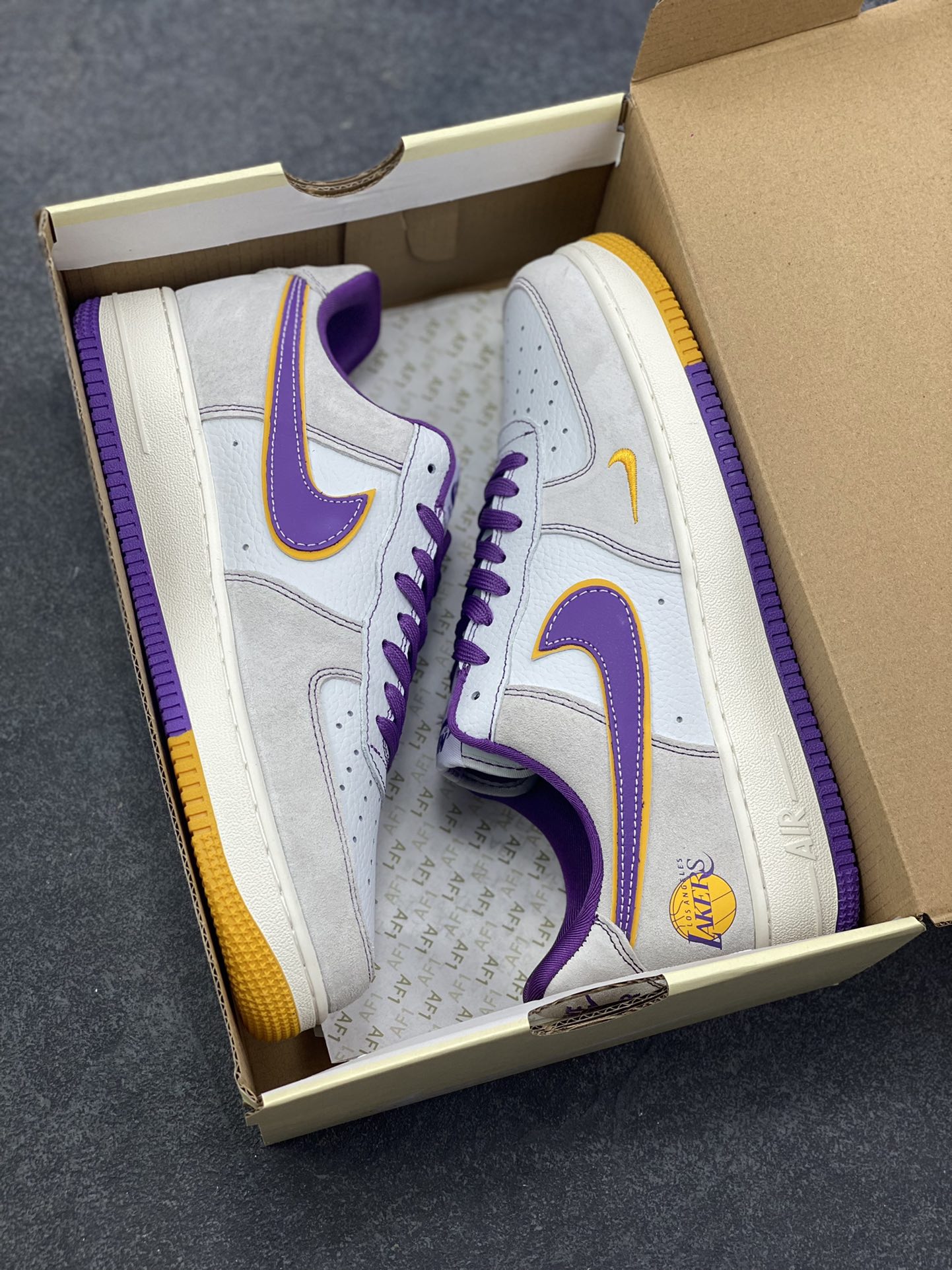 图片[9]-NIke Air Force 1 ‘07 Low “NBA联名——紫金湖人”空军一号 低帮 运动鞋 休闲鞋 折边针车 工艺难度大 原楦头原纸板 原装鞋盒 定制五金配件 内置全掌气垫 原厂鞋底 货号：SS1979-004 尺码：36 36.5 37.5 38 38.5 39 40 40.5 41 42 42.5 43 44 44.5 45-选品中心