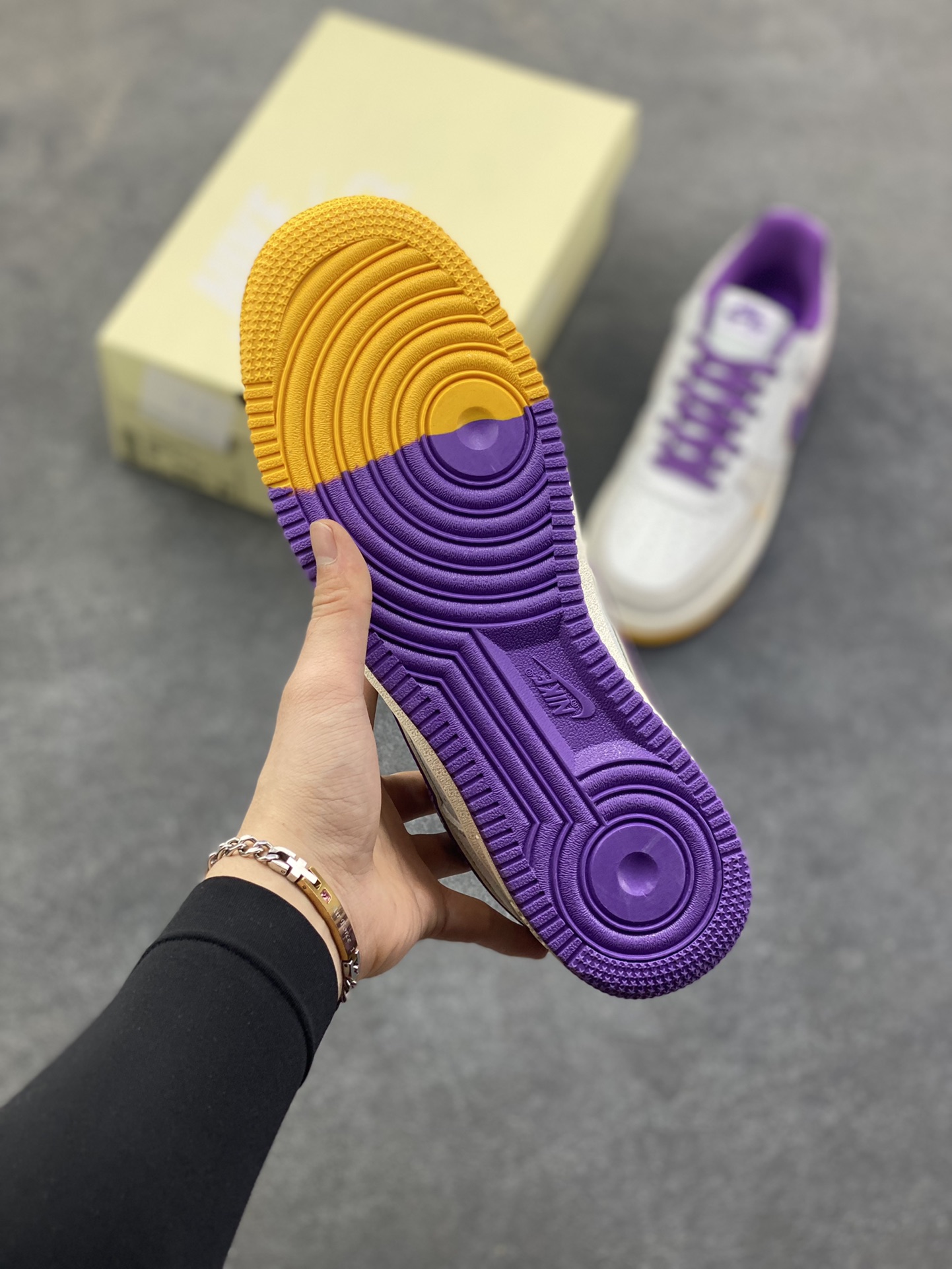 图片[5]-NIke Air Force 1 ‘07 Low “NBA联名——紫金湖人”空军一号 低帮 运动鞋 休闲鞋 折边针车 工艺难度大 原楦头原纸板 原装鞋盒 定制五金配件 内置全掌气垫 原厂鞋底 货号：SS1979-004 尺码：36 36.5 37.5 38 38.5 39 40 40.5 41 42 42.5 43 44 44.5 45-选品中心