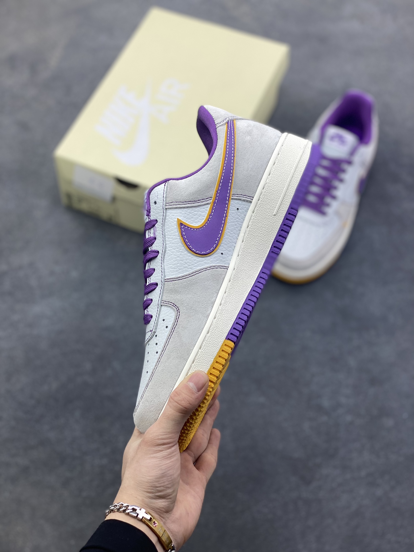 图片[3]-NIke Air Force 1 ‘07 Low “NBA联名——紫金湖人”空军一号 低帮 运动鞋 休闲鞋 折边针车 工艺难度大 原楦头原纸板 原装鞋盒 定制五金配件 内置全掌气垫 原厂鞋底 货号：SS1979-004 尺码：36 36.5 37.5 38 38.5 39 40 40.5 41 42 42.5 43 44 44.5 45-选品中心