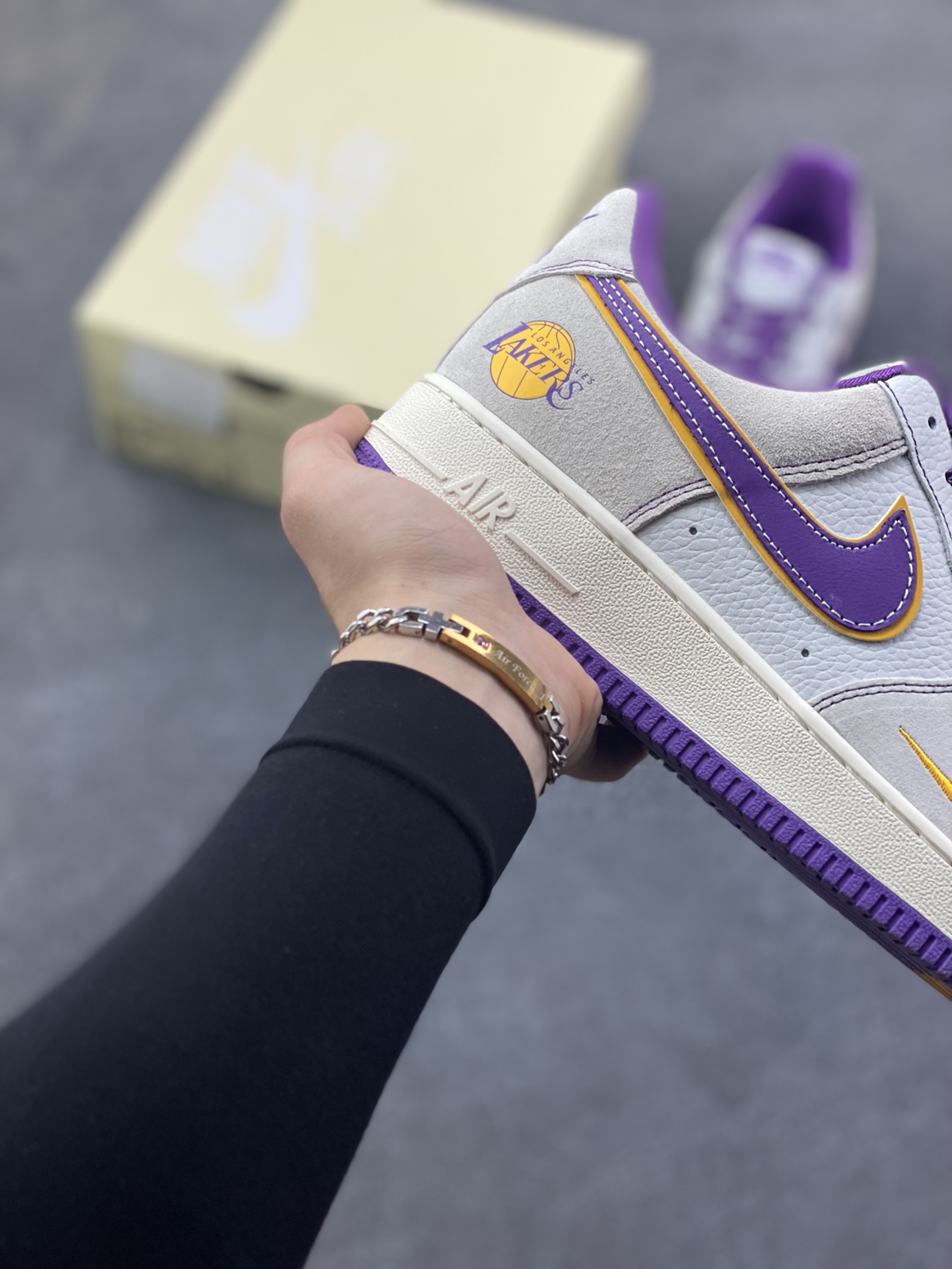 图片[6]-NIke Air Force 1 ‘07 Low “NBA联名——紫金湖人”空军一号 低帮 运动鞋 休闲鞋 折边针车 工艺难度大 原楦头原纸板 原装鞋盒 定制五金配件 内置全掌气垫 原厂鞋底 货号：SS1979-004 尺码：36 36.5 37.5 38 38.5 39 40 40.5 41 42 42.5 43 44 44.5 45-选品中心
