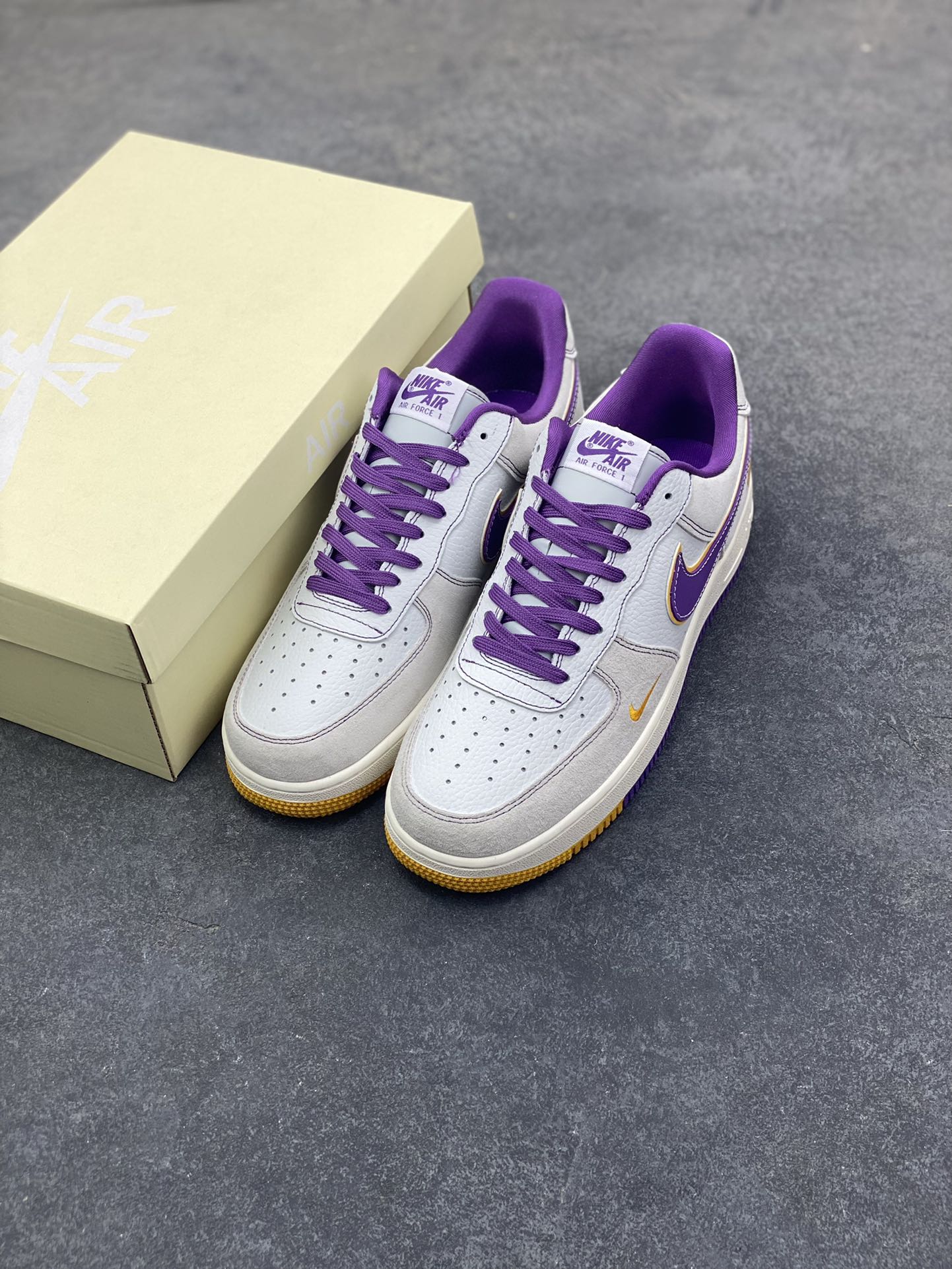 图片[8]-NIke Air Force 1 ‘07 Low “NBA联名——紫金湖人”空军一号 低帮 运动鞋 休闲鞋 折边针车 工艺难度大 原楦头原纸板 原装鞋盒 定制五金配件 内置全掌气垫 原厂鞋底 货号：SS1979-004 尺码：36 36.5 37.5 38 38.5 39 40 40.5 41 42 42.5 43 44 44.5 45-选品中心