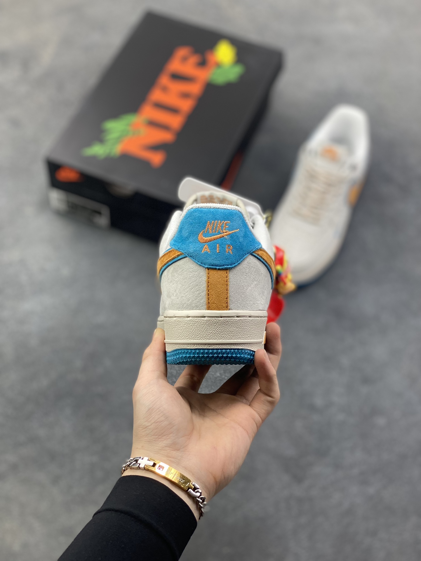 图片[4]-Nike Air Force 1 ‘07 Low “头层猪八拼接” 空军一号 高端定制 低帮 运动鞋 休闲鞋 折边针车 工艺难度大 原楦头原纸板 原装鞋盒 定制五金配件 内置全掌气垫 原厂鞋底 货号：DY9867-108 尺码：36 36.5 37.5 38 38.5 39 40 40.5 41 42 42.5 43 44 44.5 45-选品中心