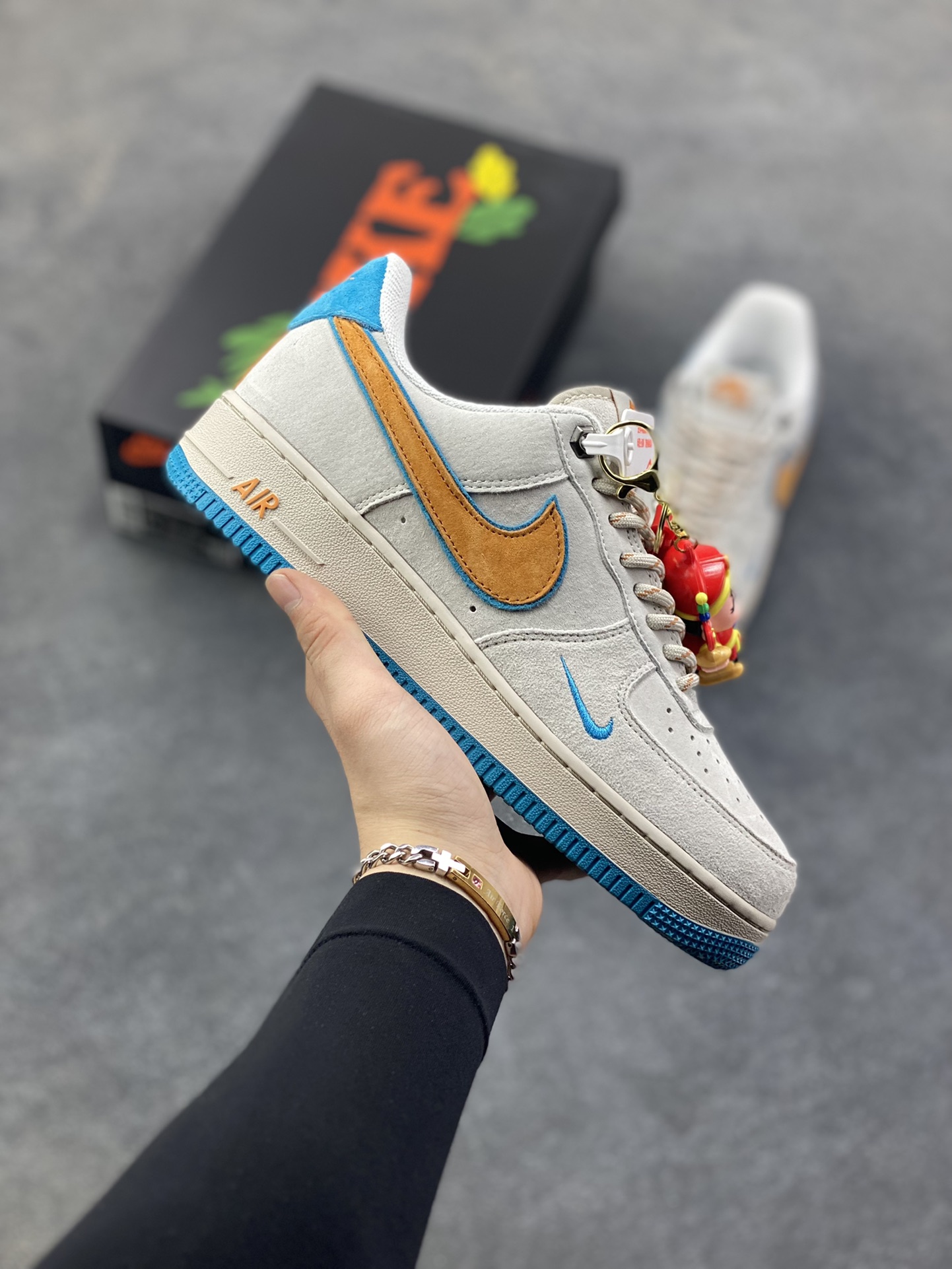 Nike Air Force 1 ‘07 Low “头层猪八拼接” 空军一号 高端定制 低帮 运动鞋 休闲鞋 折边针车 工艺难度大 原楦头原纸板 原装鞋盒 定制五金配件 内置全掌气垫 原厂鞋底 货号：DY9867-108 尺码：36 36.5 37.5 38 38.5 39 40 40.5 41 42 42.5 43 44 44.5 45-选品中心