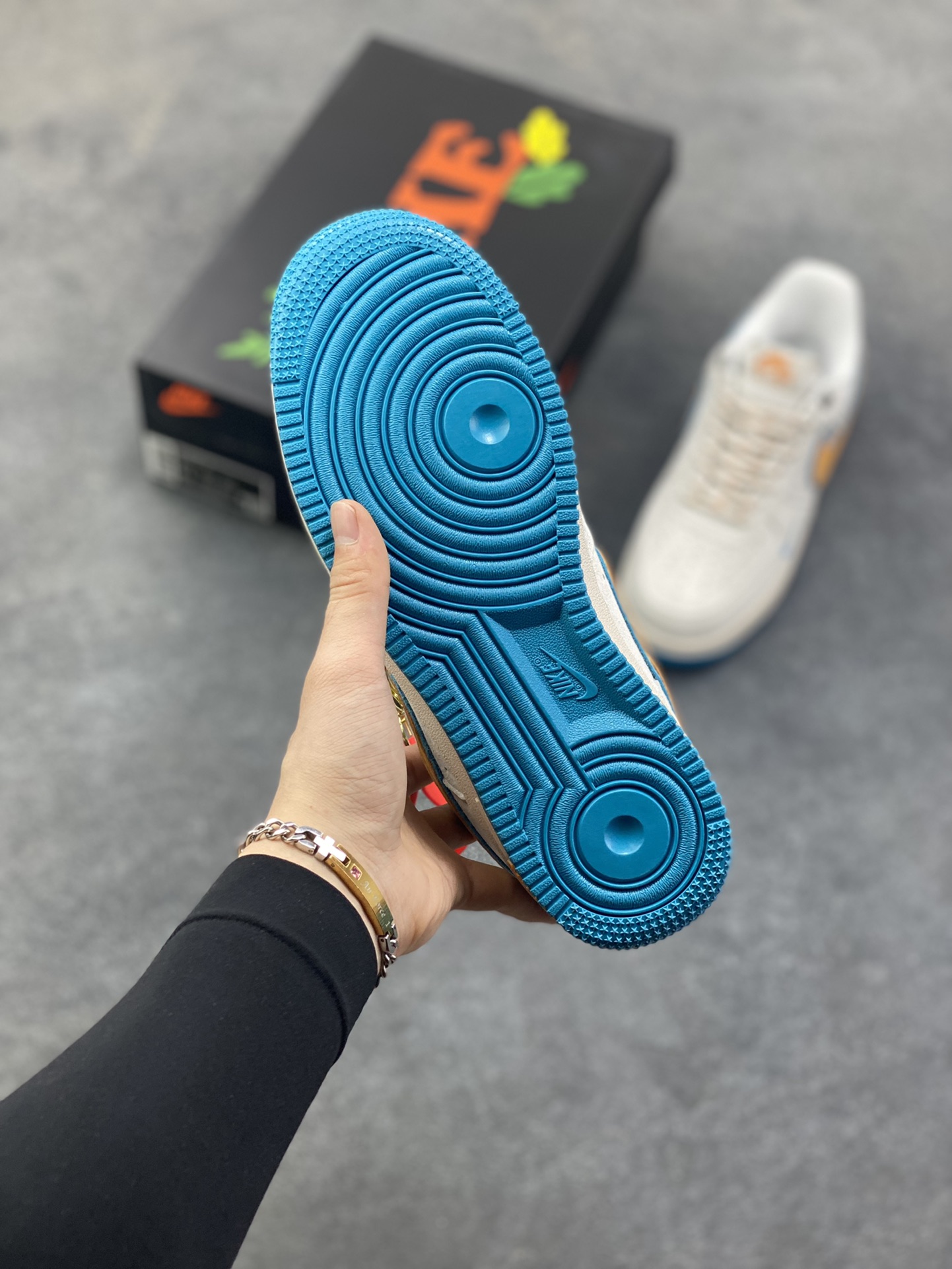 图片[5]-Nike Air Force 1 ‘07 Low “头层猪八拼接” 空军一号 高端定制 低帮 运动鞋 休闲鞋 折边针车 工艺难度大 原楦头原纸板 原装鞋盒 定制五金配件 内置全掌气垫 原厂鞋底 货号：DY9867-108 尺码：36 36.5 37.5 38 38.5 39 40 40.5 41 42 42.5 43 44 44.5 45-选品中心